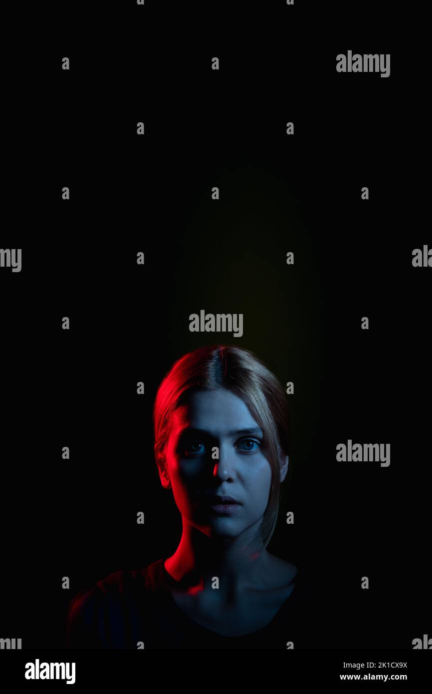 Weibliche Silhouette Porträt. Feststeckendes Problem. Frustrierte Frau in Neonlicht leuchten Blick auf Kamera isoliert auf schwarz. Psychologische Unterstützung. Heimische Viole Stockfoto