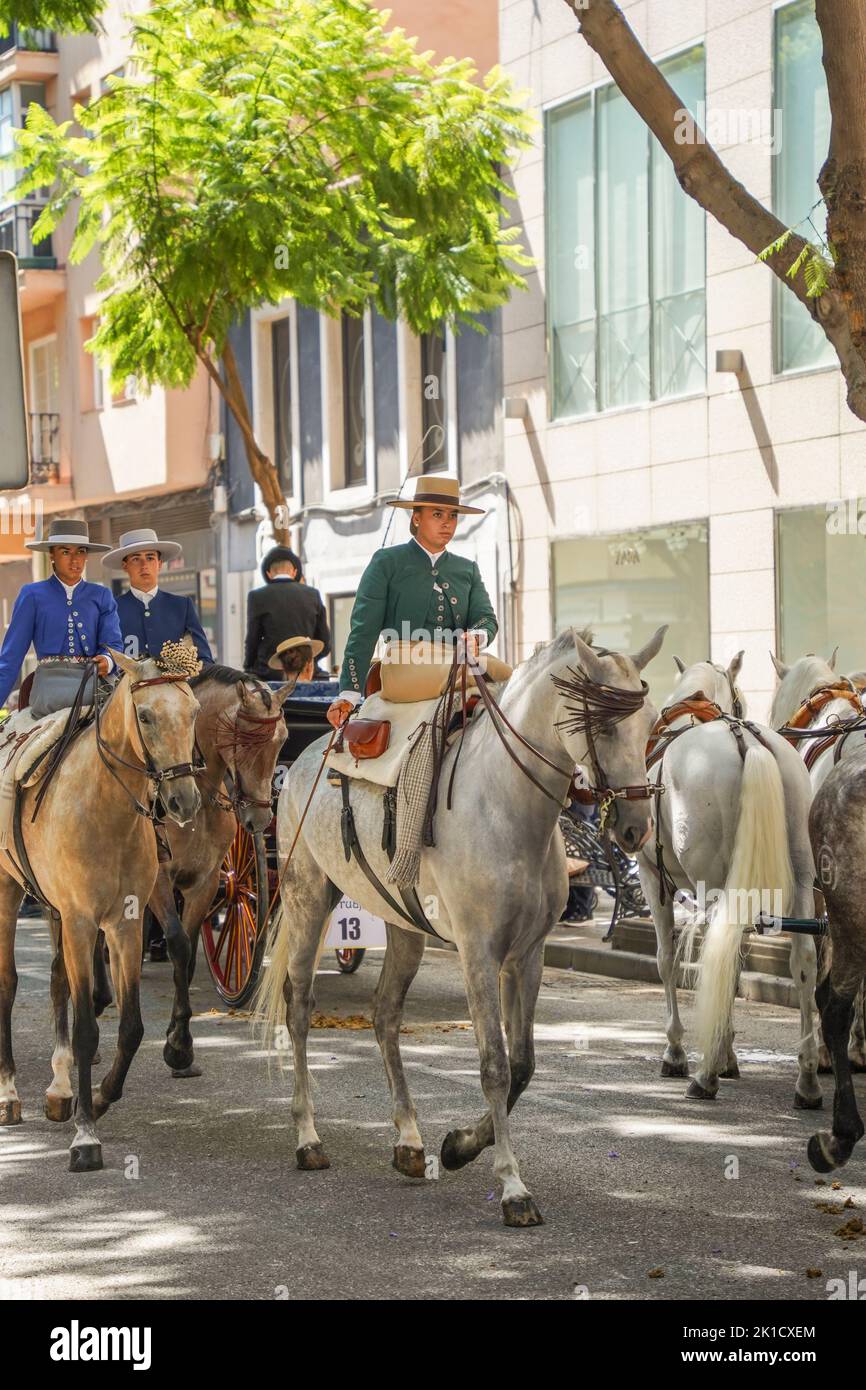 Männer und Frauen in traditionellen spanischen Kostümen reiten während des jährlichen Pferdetags. Fuengirola, Andalusien, Costa del Sol, Spanien. Stockfoto