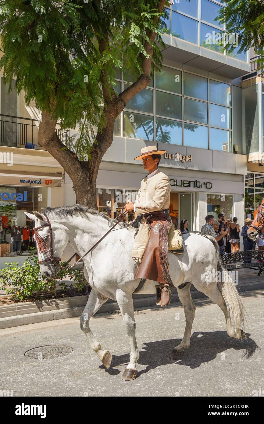 Mann in traditioneller spanischer Tracht, Reiten während des jährlichen Pferdetags. Fuengirola, Andalusien, Costa del Sol, Spanien. Stockfoto