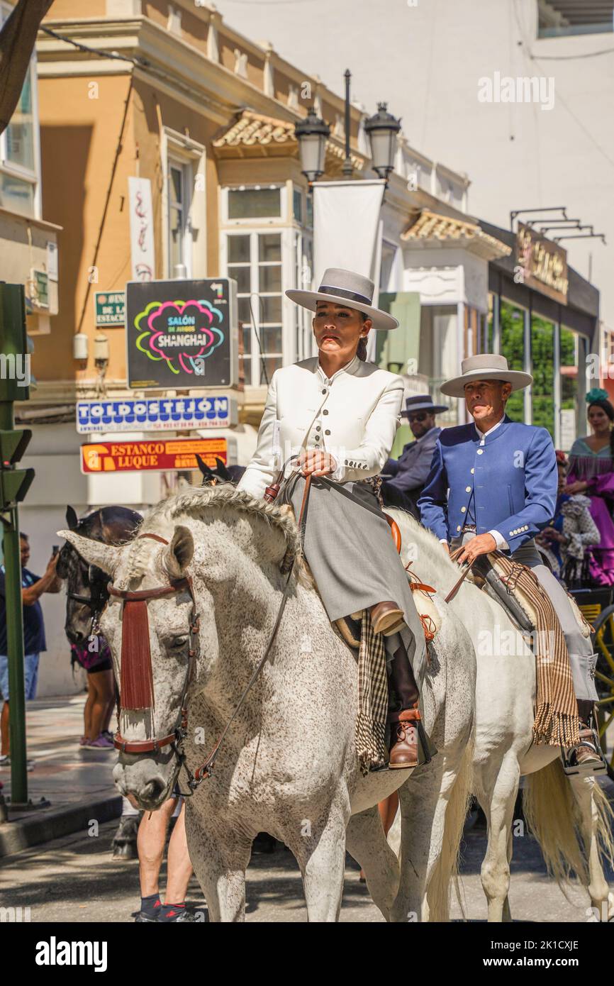Männer und Frauen in traditionellen spanischen Kostümen reiten während des jährlichen Pferdetags. Fuengirola, Andalusien, Costa del Sol, Spanien. Stockfoto