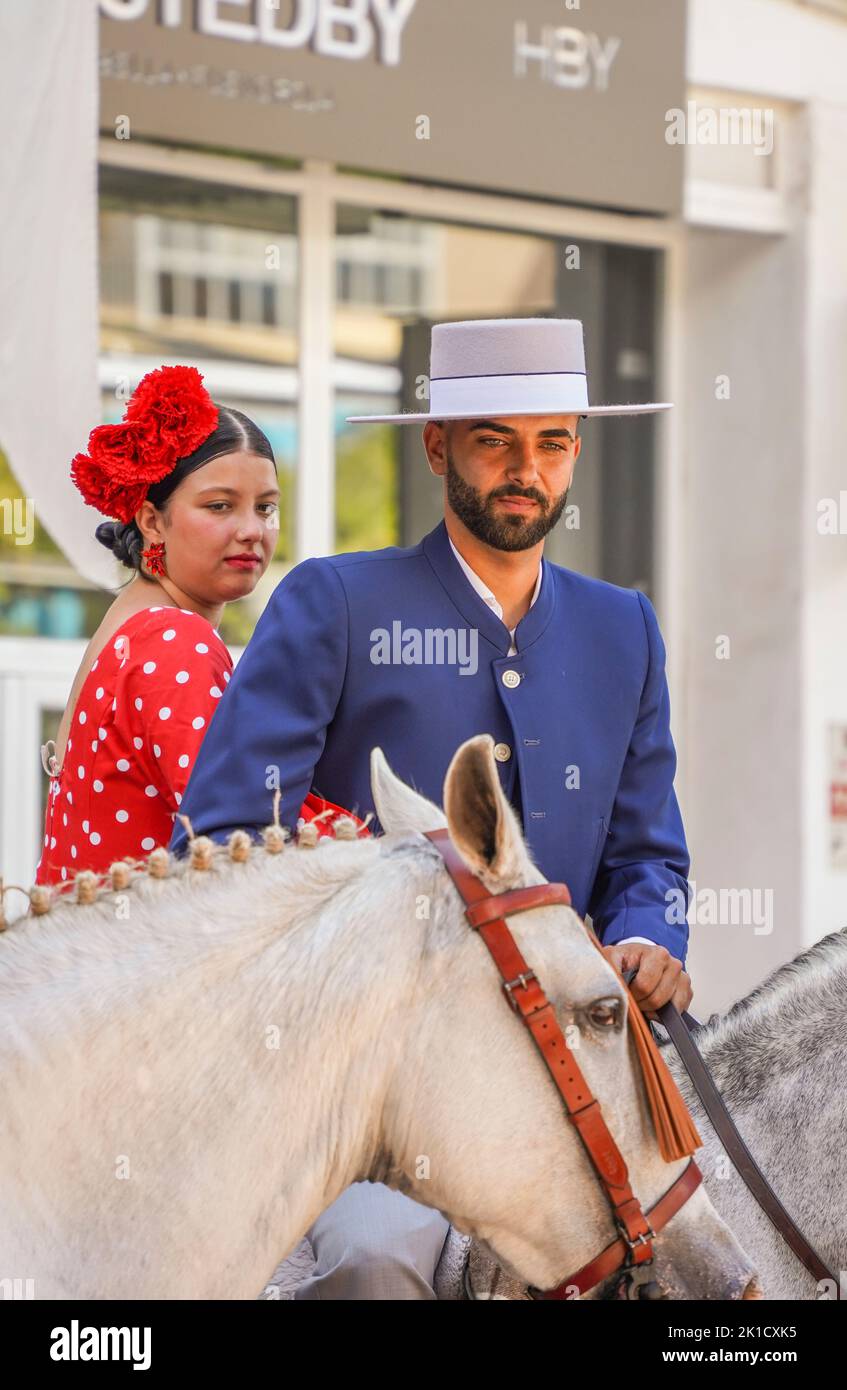 Mann und Frau in traditionellen spanischen Kostümen reiten während des jährlichen Pferdetags. Fuengirola, Andalusien, Costa del Sol, Spanien. Stockfoto