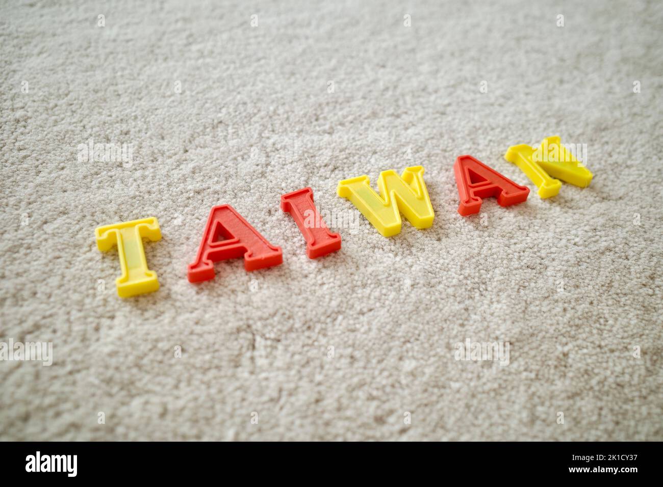 Taiwanische Formulierung mit gelben und roten Alphabet-Rätseln Stockfoto