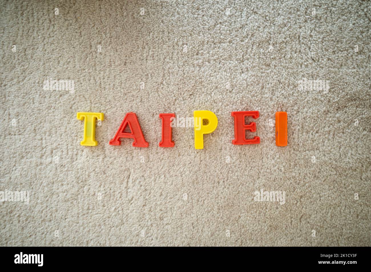Taipei Wortlaut wird durch gelbe und rote Alphabet Rätsel geschrieben. Es ist das wirtschaftliche, politische, Bildungs- und Kulturzentrum Taiwans. Stockfoto