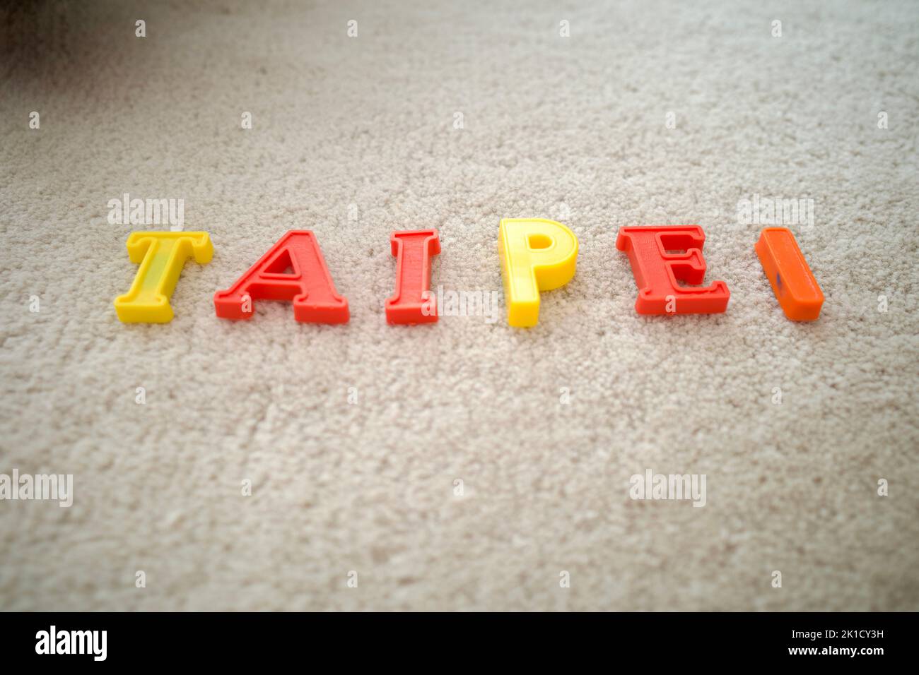 Taipei Wortlaut wird durch gelbe und rote Alphabet Rätsel geschrieben. Es ist das wirtschaftliche, politische, Bildungs- und Kulturzentrum Taiwans. Stockfoto