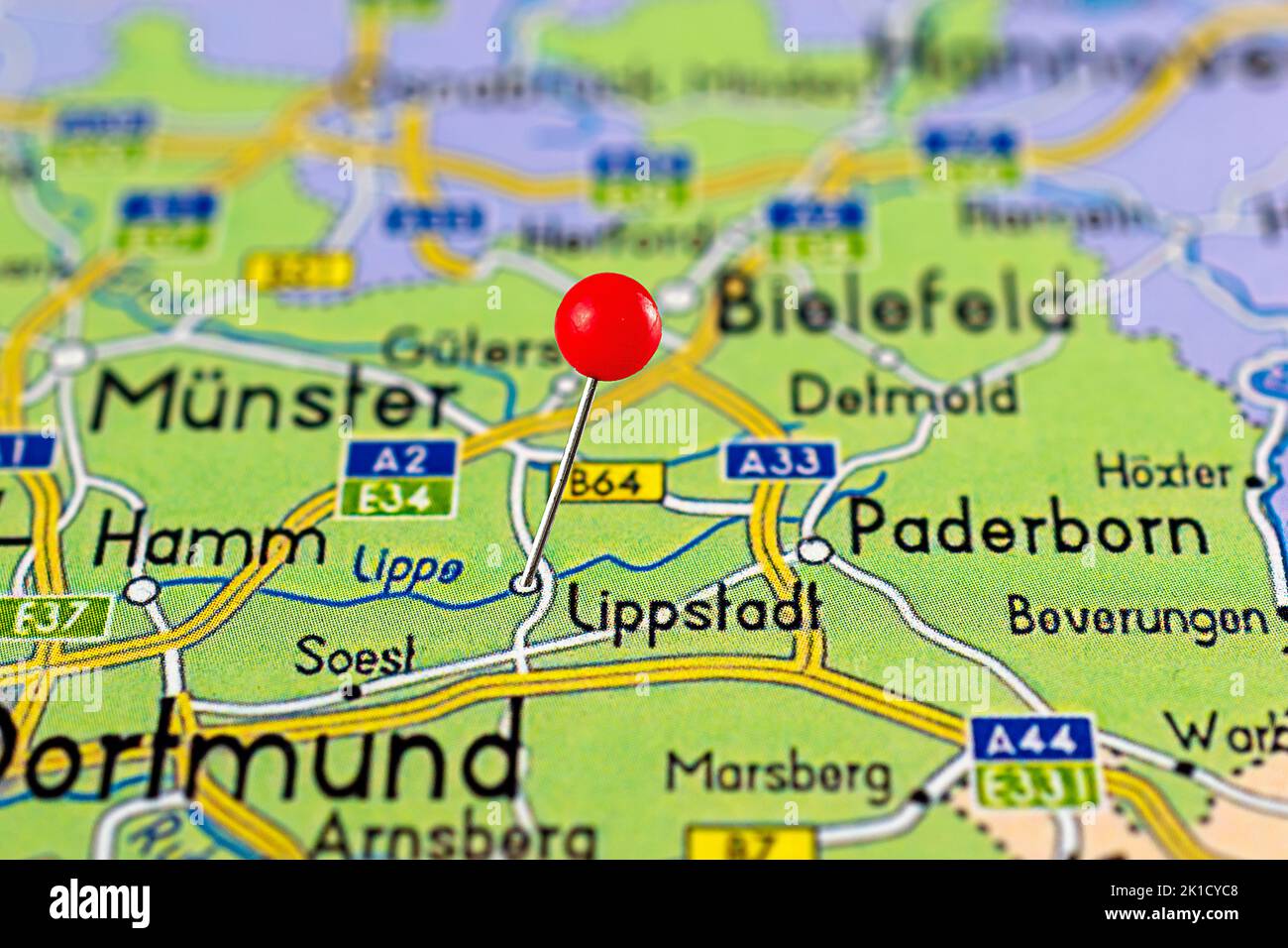 Karte von Lippstadt. Nahaufnahme der Lippstadt-Karte mit roter Nadel. Karte mit rotem Nadelpunkt von Lippstadt in Deutschland. Stockfoto