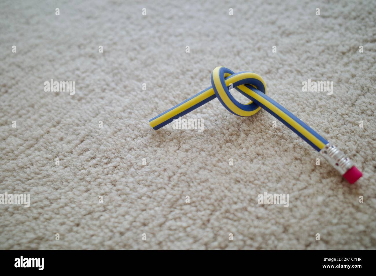 Gedrehter Bleistift auf weißem Stoff Stockfoto