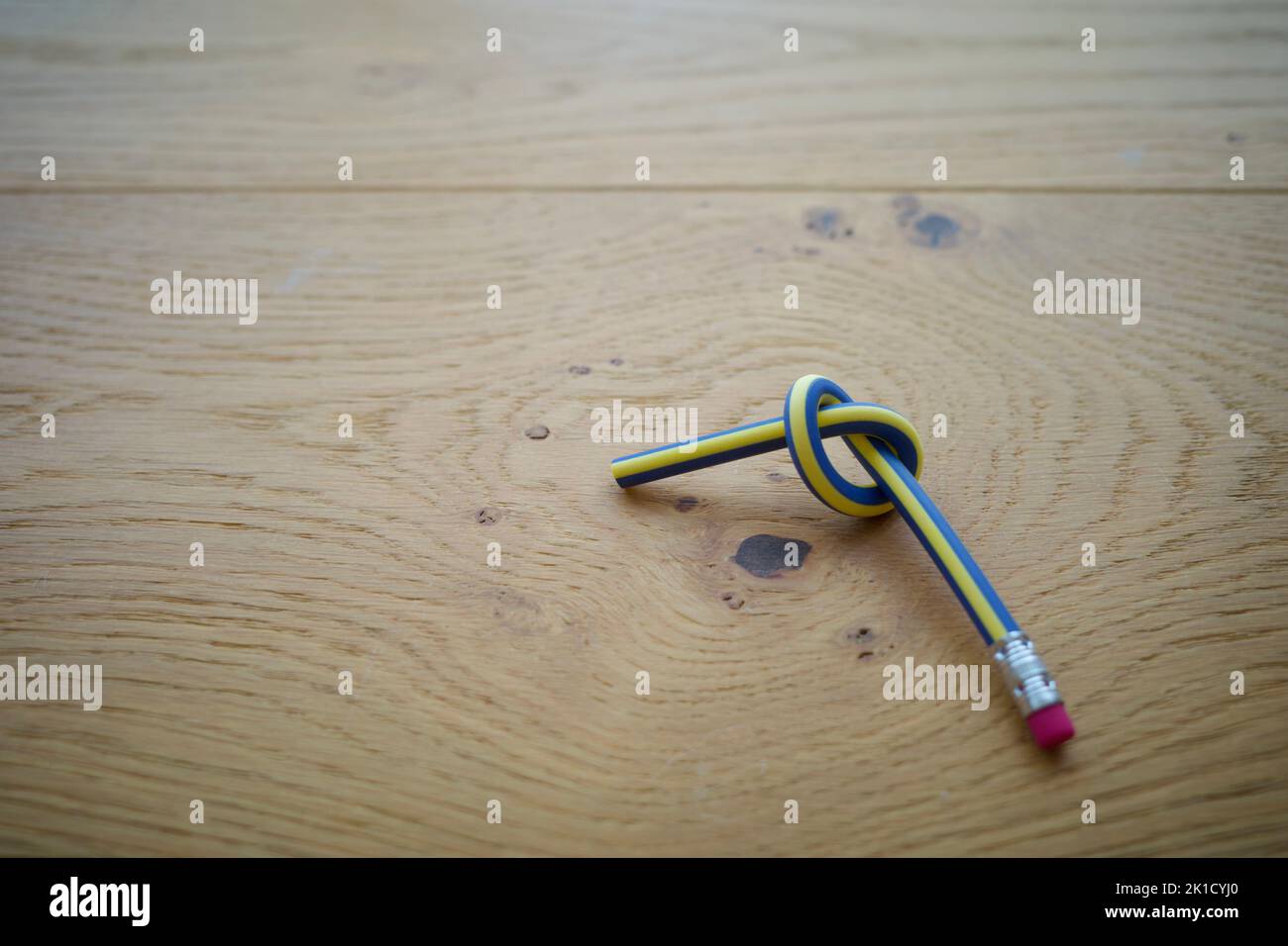 Gedrehter Bleistift auf Holzparkett Stockfoto