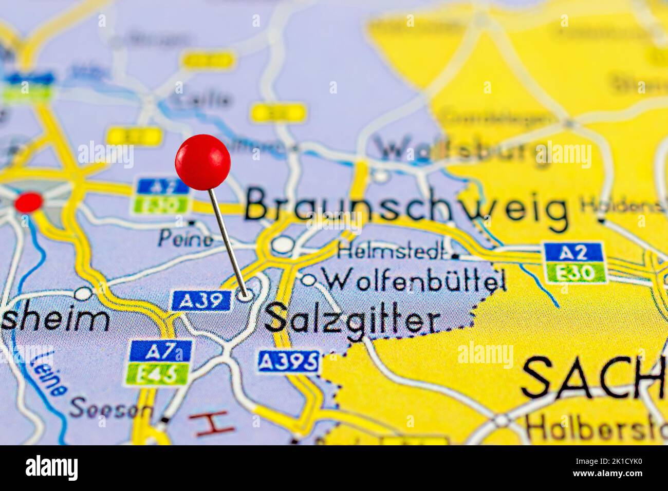 Salzgitter-Karte. Nahaufnahme der Salzgitter-Karte mit rotem Stift