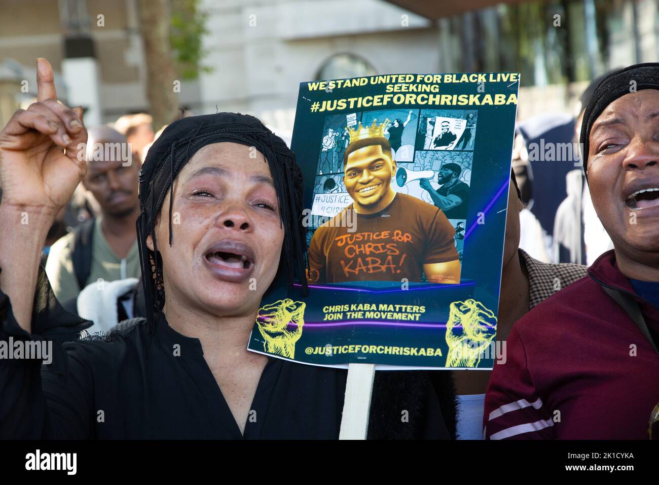 London, Großbritannien. 17. September 2022. Chris Kabas Mutter (L) Helen Nkama sah während des Protestes ihren Sohn trauern. Hunderte von Menschen versammelten sich vor dem New Scotland Yard, als Teil der Protestserie im ganzen Land, die für Gerechtigkeit für Chris Kaba, einen unbewaffneten Schwarzen, aufrief, der von der Polizei im Süden Londons getötet wurde. (Foto: Thabo Jaiyesimi/SOPA Images/Sipa USA) Quelle: SIPA USA/Alamy Live News Stockfoto