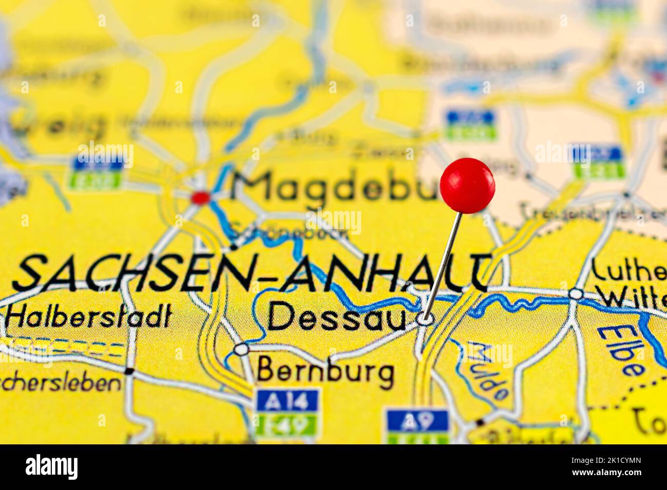 Karte Dessau. Nahaufnahme der Dessauer Karte mit roter Nadel. Karte mit ...