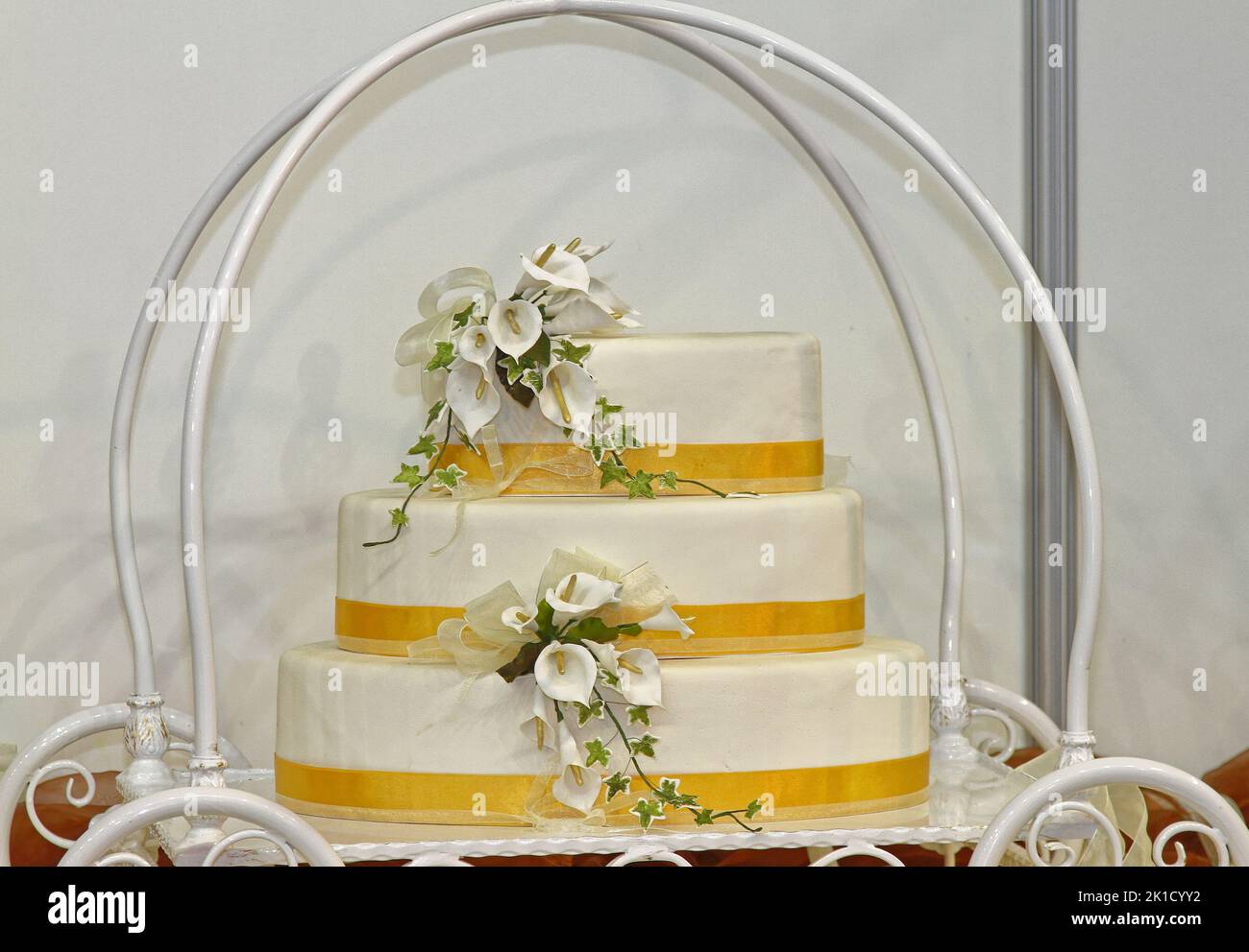 Dreistufiger Kuchen mit essbarem Blumendekor für Hochzeitsfeiern Stockfoto