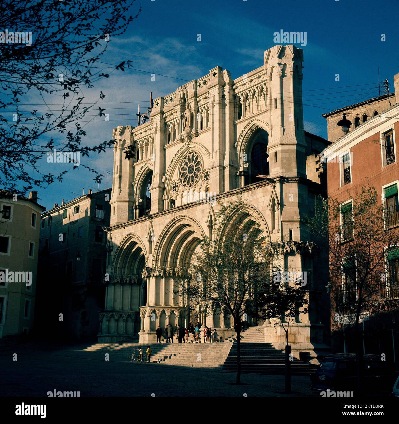 FACHADA NEOGOTICA DE LA CATEDRAL DE CUENCA CONSTRUIDA A PRINCIPIOS DEL SIGLO XX - FOTO AÑOS 60. Autor: VICENTE LAMPEREZ (1861-1923). Lage: CATEDRAL-EXTERIOR. WASCHBECKEN. CUENCA. SPANIEN. Stockfoto