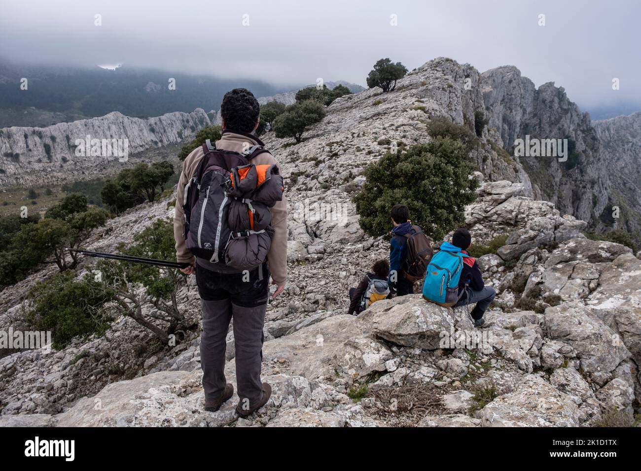 Bergsteiger am Rande von Son Torrella sierra, Fornalutx, Mallorca, Balearen, Spanien. Stockfoto