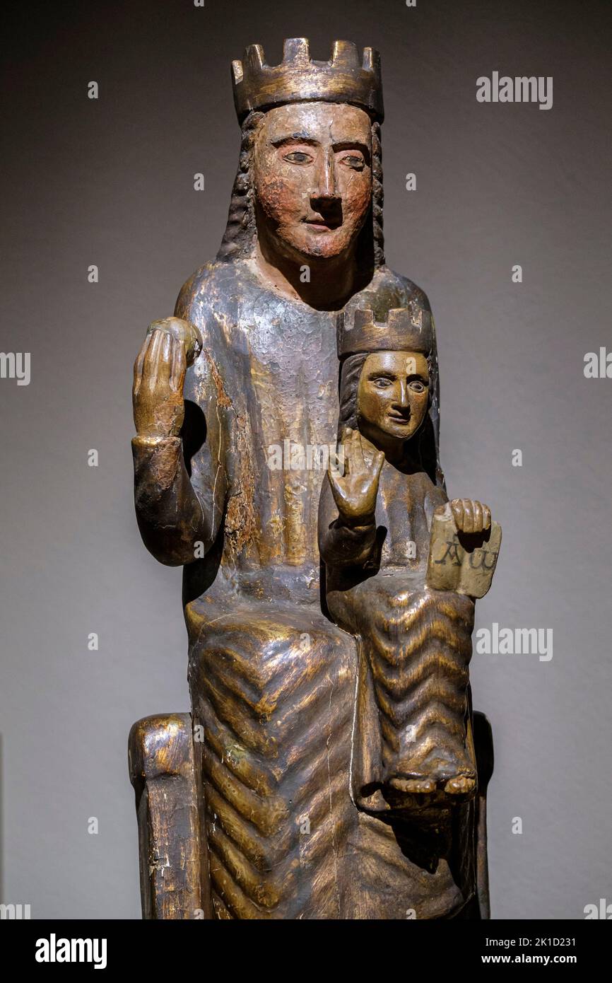Mare de Deu aus der Ternelles-Zelle, 13.. Jahrhundert, spätromanische Schnitzerei, Eremitage von Cel.la Vella, pollensa Museum, Mallorca, Balearen, Spanien. Stockfoto