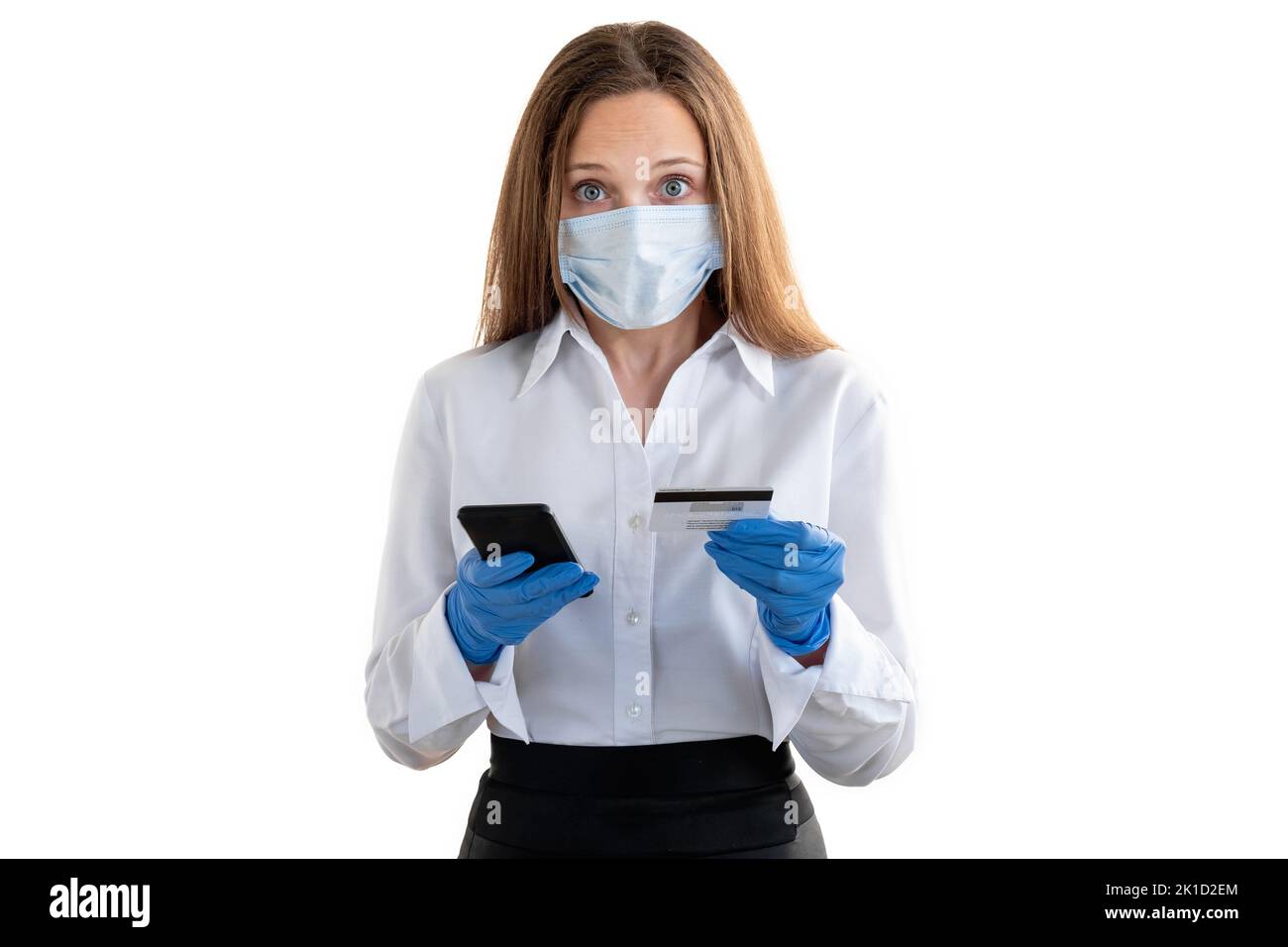 Online-Zahlungen. Covid-19-Beschränkung. Bankprobleme. Finanzielle Schwierigkeiten. Besorgte Frau in Schutzmaske Handschuhe mit Kreditkarte und Handy halten p Stockfoto