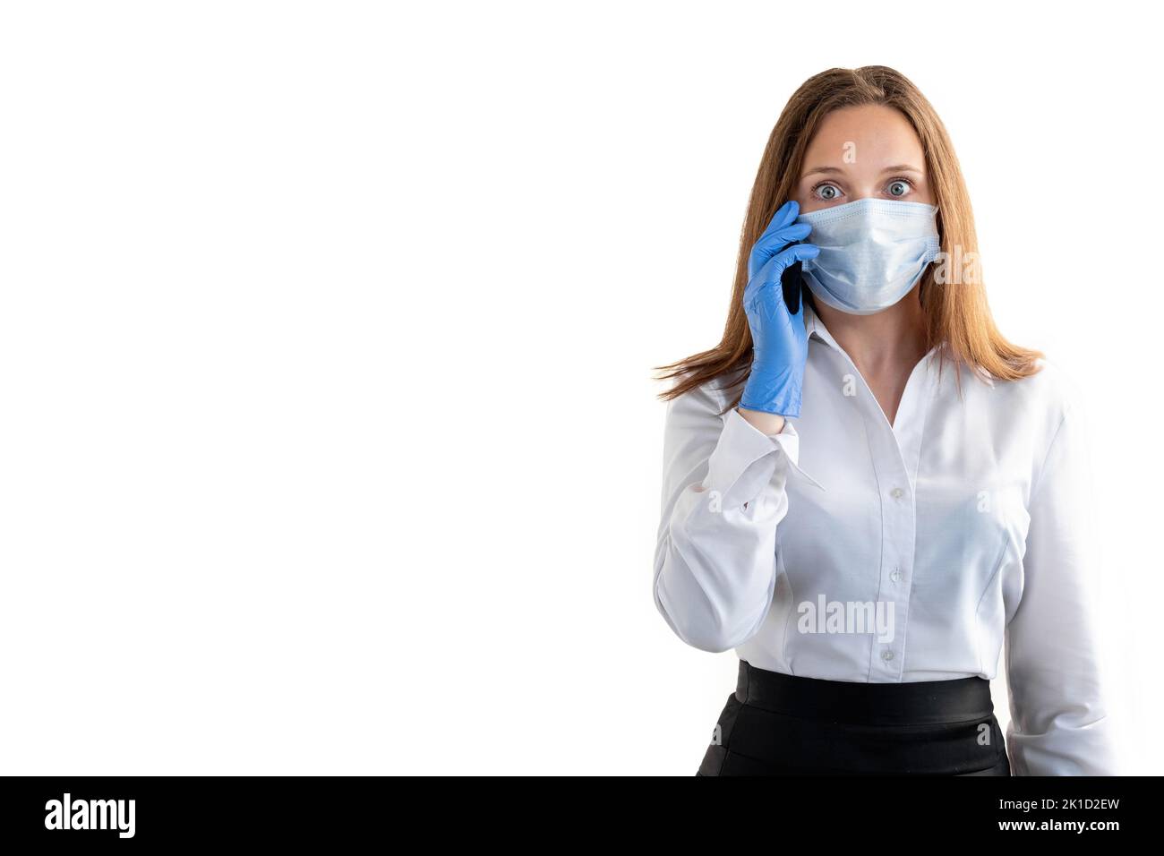 Schockierte Bürofrau. Covid-19-Prävention. Geschäftsprobleme. Besorgt Dame in Schutzmaske Handschuhe hören schlechte Nachrichten auf Handy Blick auf Kamerad Stockfoto