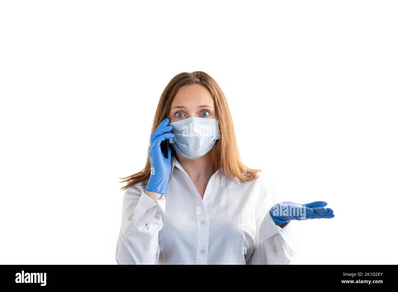 Überraschte Geschäftsfrau. Persönliches Angebot. Covid-19-Beschränkung. Offene Handfläche. Schockierte Dame in Schutzmaske Handschuhe reden Handy Blick auf kam Stockfoto