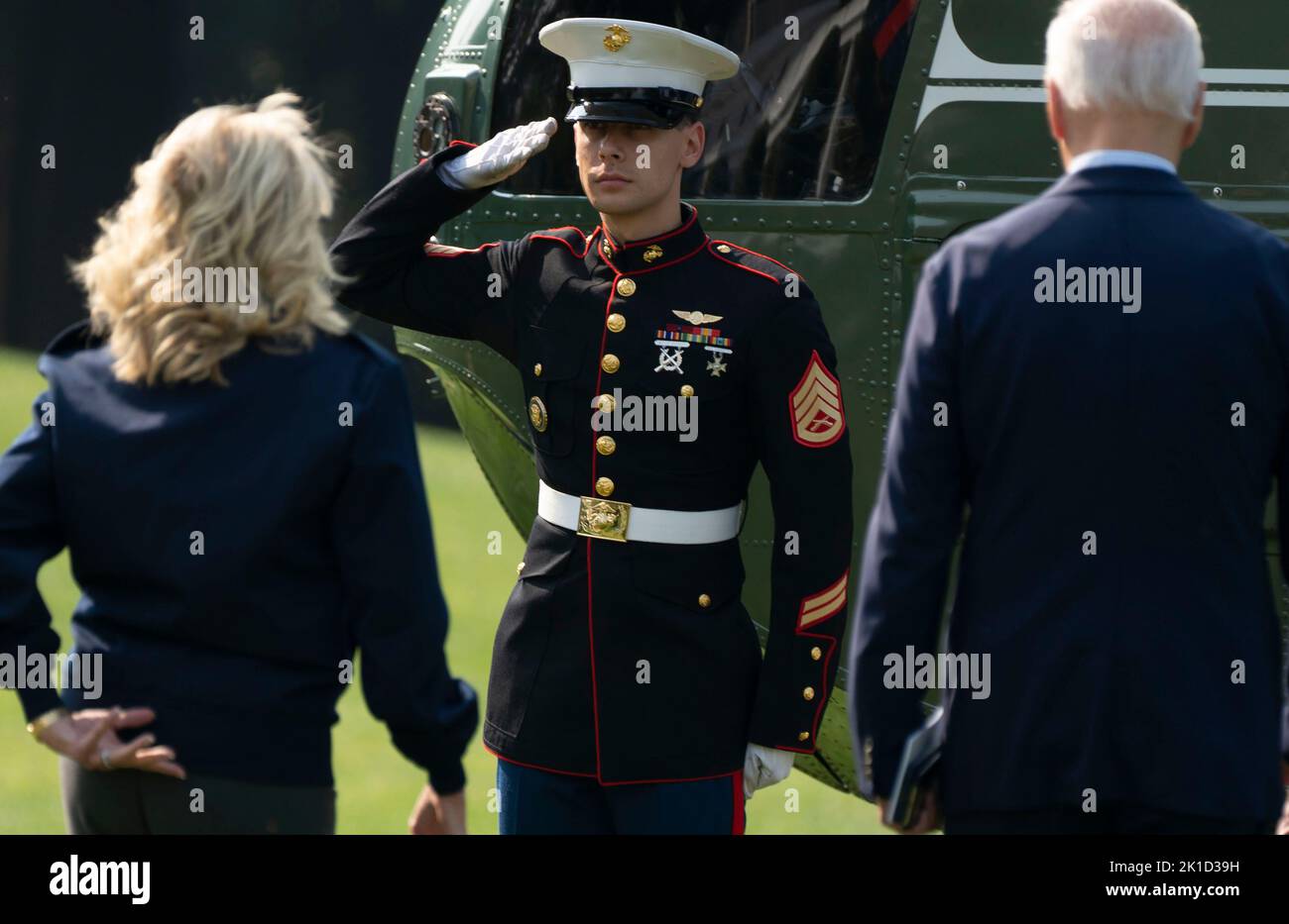 Der US-Präsident Joe Biden und die First Lady Dr. Jill Biden gehen über den South Lawn des Weißen Hauses in Washington, DC, während sie sich darauf vorbereiten, am Samstag, dem 18. September 2022, auf dem Weg zur Joint Base Andrews abzureisen. Präsident Biden und First Lady Dr. Jill Biden werden dann nach London, England, aufbrechen und am Montag an der Staatsfuneral ihrer Majestät Königin Elizabeth II. Teilnehmen Foto von Leigh Vogel/UPICredit: Leigh Vogel/Pool via CNP /MediaPunch Stockfoto