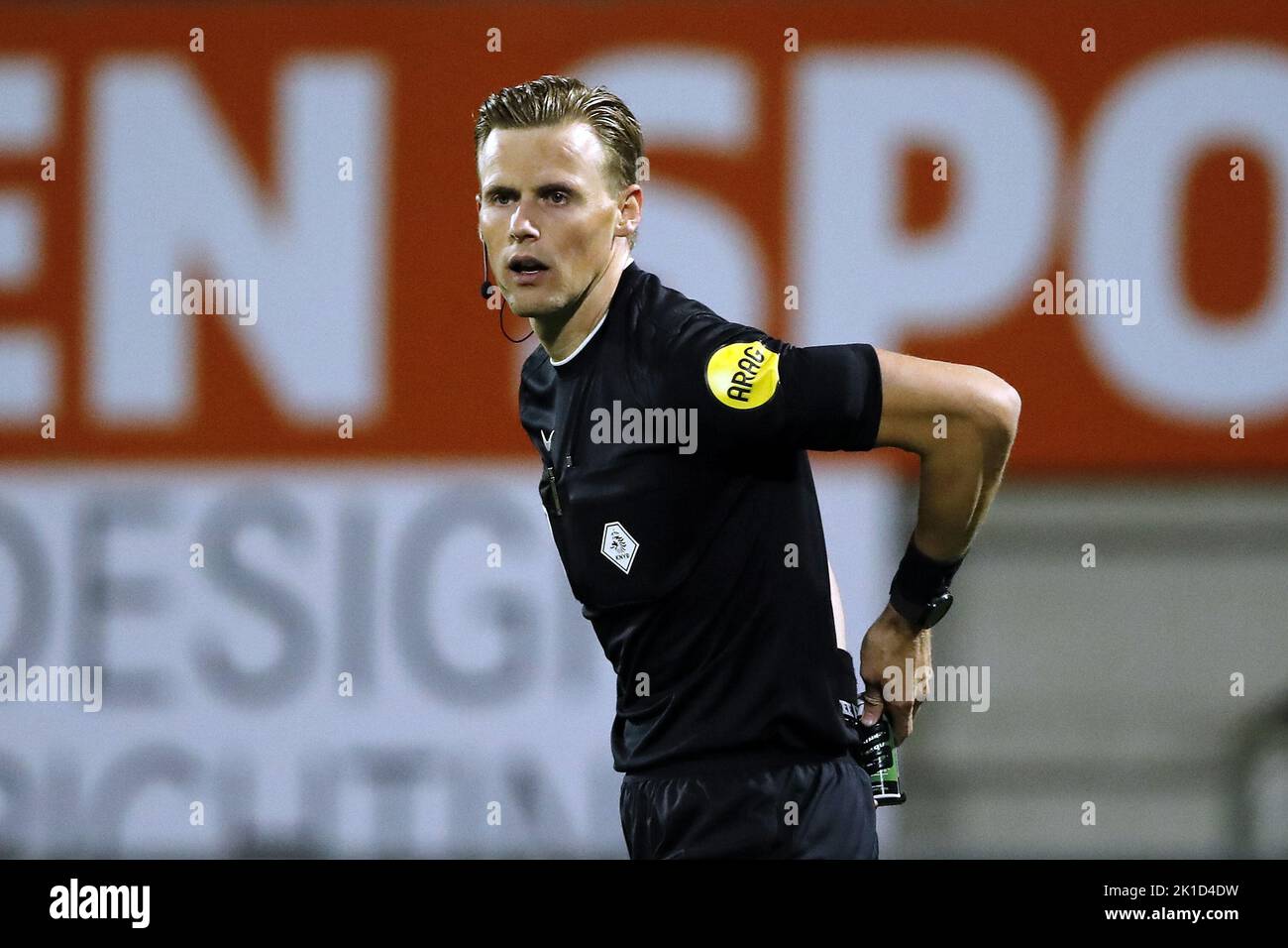 WAALWIJK - Schiedsrichter Sander van der Eijk während des niederländischen Eredivisie-Spiels zwischen RKC Waalwijk und SC Cambuur am 17. September 2022 im Mandemakers Stadium in Waalwijk, Niederlande. ANP BART STOUTJEDIJK Stockfoto