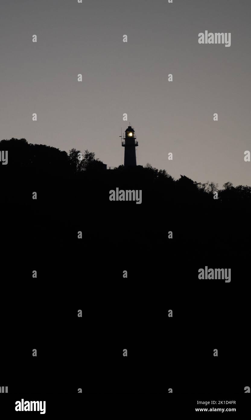Leuchtturm sul bartolo in pesaro nach Sonnenuntergang über dem Meer Stockfoto