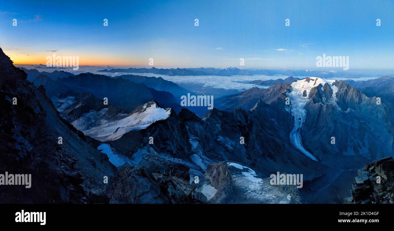 Sonnenaufgang auf der Gipfelbesteigung des Grand Combin. Blick auf den Mont Velan. Bergsteigen im wallis. Stockfoto