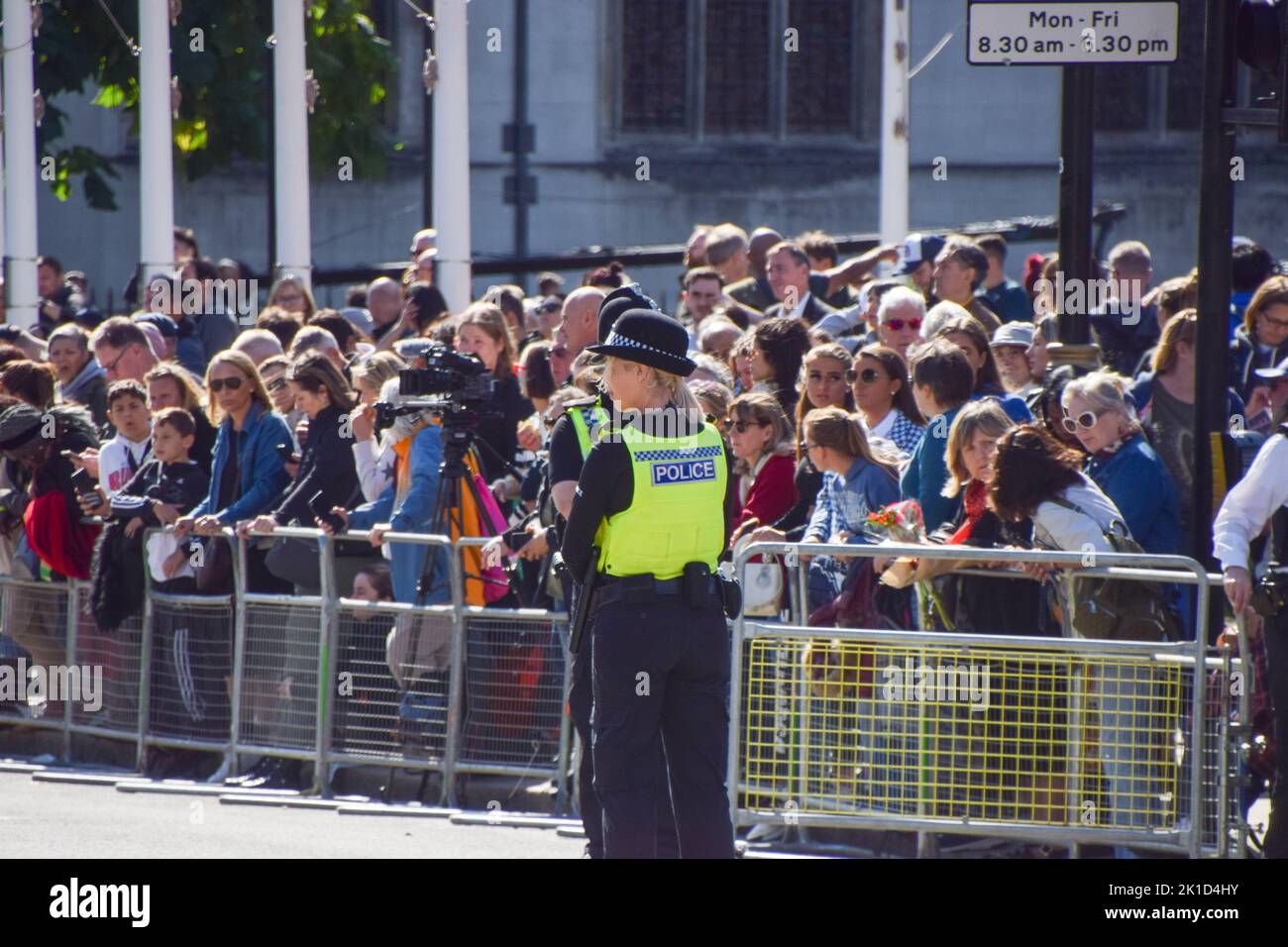 London, England, Großbritannien. 17. September 2022. Große Menschenmengen versammeln sich weiterhin vor dem Palast von Westminster, wo der Sarg der Königin gehalten wird. Die Beerdigung der Königin findet am 19.. September statt. Kredit: ZUMA Press, Inc./Alamy Live Nachrichten Stockfoto
