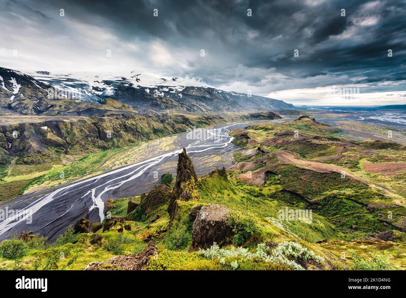 Dramatische Landschaft des Valahnukur Aussichtspunkts mit Bergtal und krossa Fluss im isländischen Hochland bei Thorsmork, Island Stockfoto