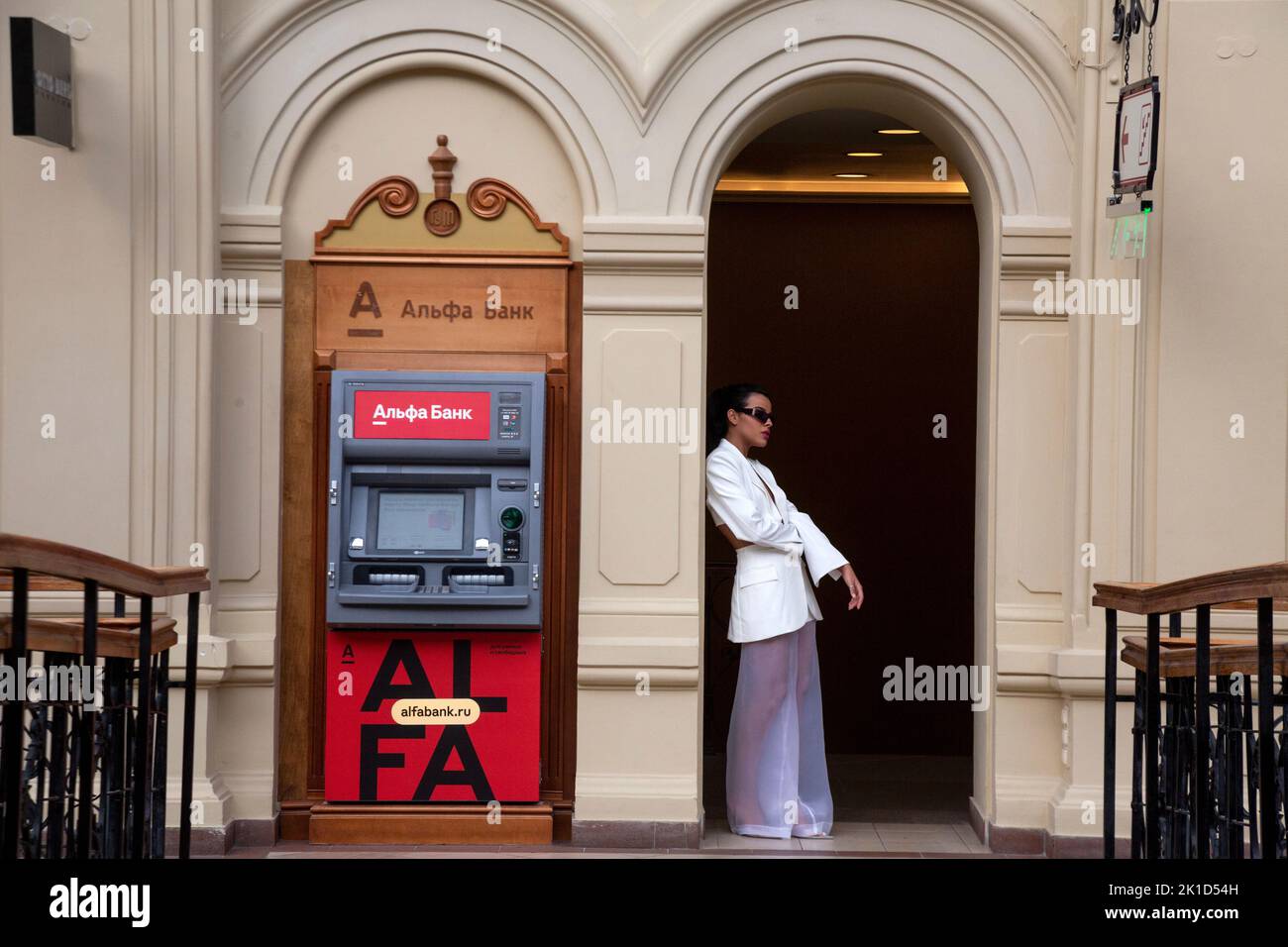 Moskau, Russland. 17.. September 2022. Geldautomat und Terminal der Alfa Bank sind im GUM-Einkaufszentrum im Zentrum von Moskau, Russland, zu sehen Stockfoto