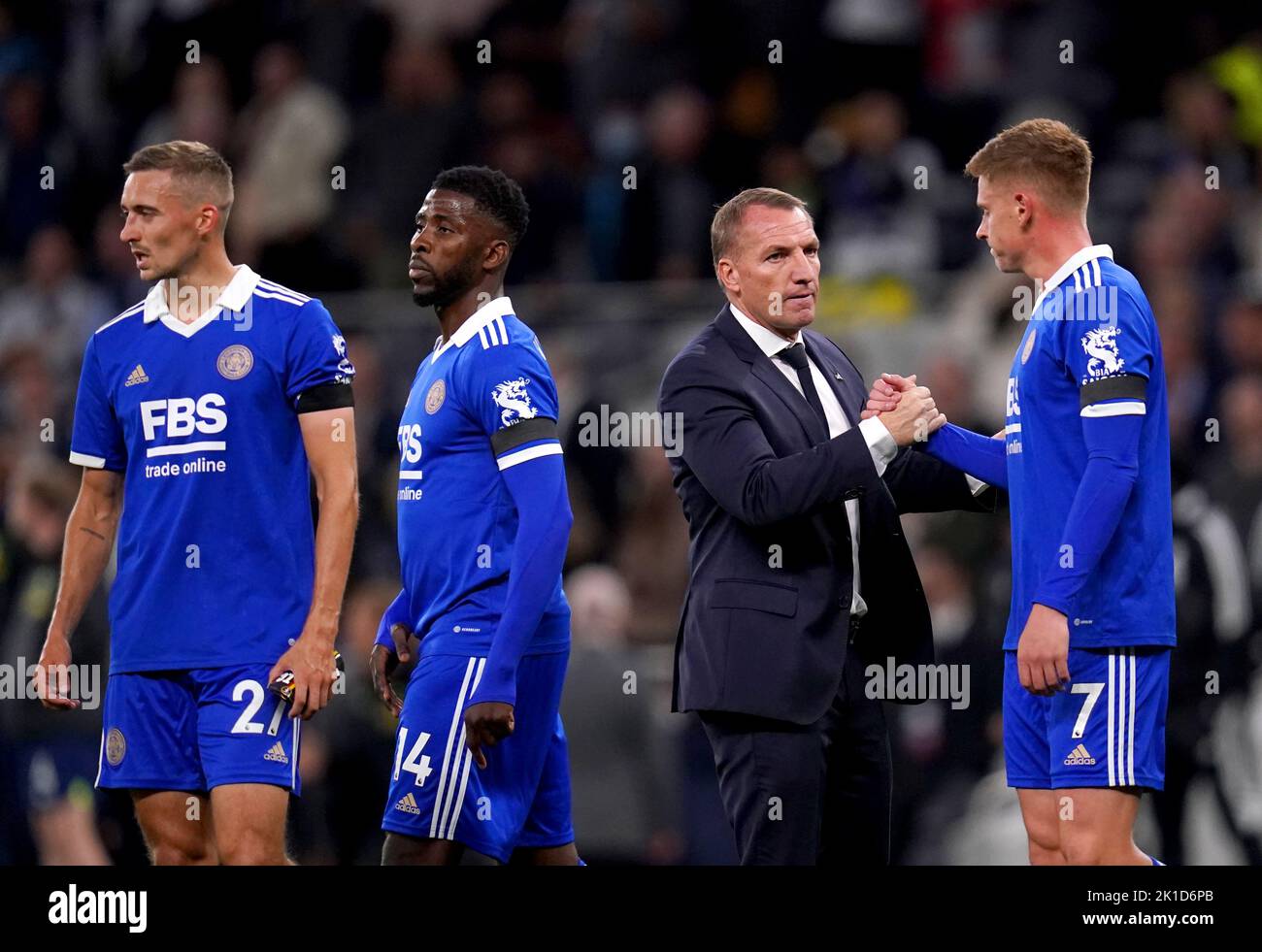 Leicester City Manager Brendan Rodgers schüttelt sich am Ende des Premier League-Spiels im Tottenham Hotspur Stadium, London, die Hände gegen Harvey Barnes. Bilddatum: Samstag, 17. September 2022. Stockfoto