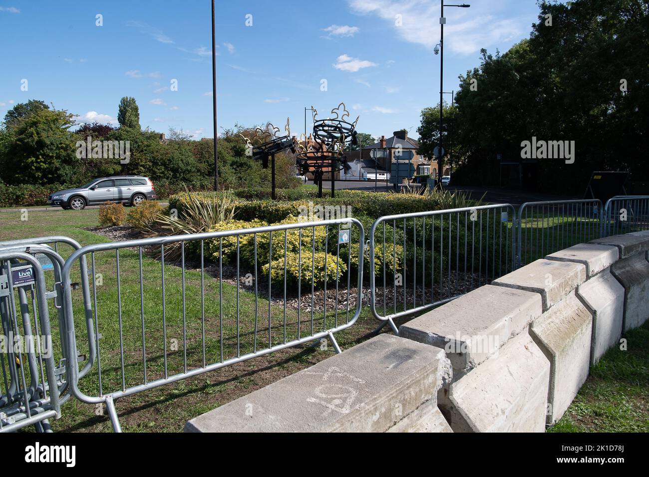 Old Windsor, The Old Windsor, Großbritannien. 17.. September 2022. Vor der Beerdigung Ihrer Majestät der Königin am Montag, wenn die Straßen in die Stadt gesperrt werden, wurden auf den Straßen nach Windsor riesige Sicherheitsmaßnahmen getroffen. Quelle: Maureen McLean/Alamy Live News Stockfoto