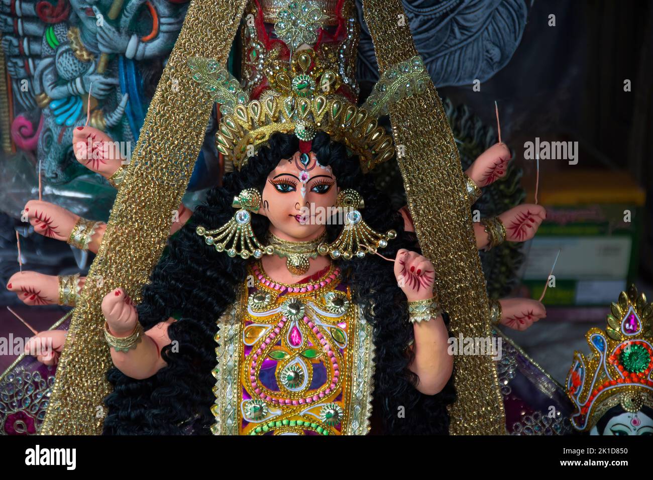 Die höchste shakti, Maa Durga, wird in äußerster Hingabe in der hinduistischen Religion mit Diya-Lampe verehrt Stockfoto