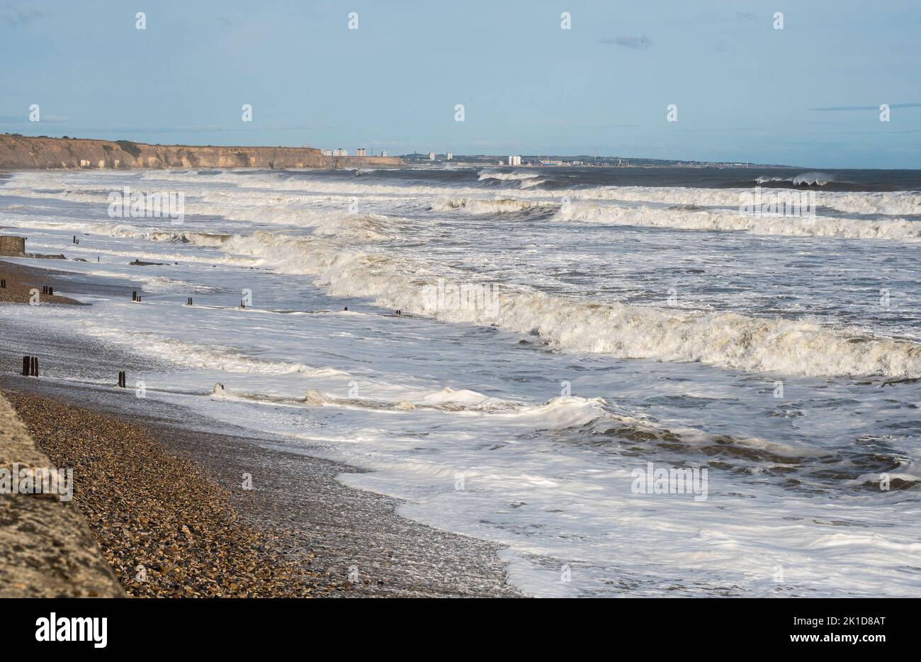 Wellen brechen gegen Seaham Beach, Co. Durham, England Stockfoto
