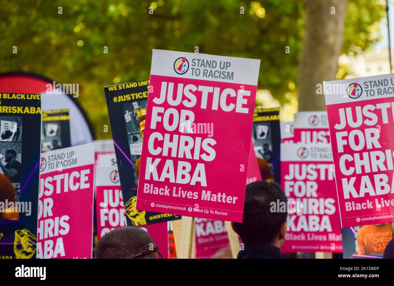 London, Großbritannien. 17. September 2022. Die Demonstranten halten während der Demonstration Plakate mit dem Titel „Gerechtigkeit für Chris Kaba“. Die Demonstranten versammelten sich vor dem New Scotland Yard, dem Hauptquartier der Metropolitan Police, und forderten Gerechtigkeit für Chris Kaba, der von der Polizei trotz unbewaffneter Waffen getötet wurde. Kredit: SOPA Images Limited/Alamy Live Nachrichten Stockfoto