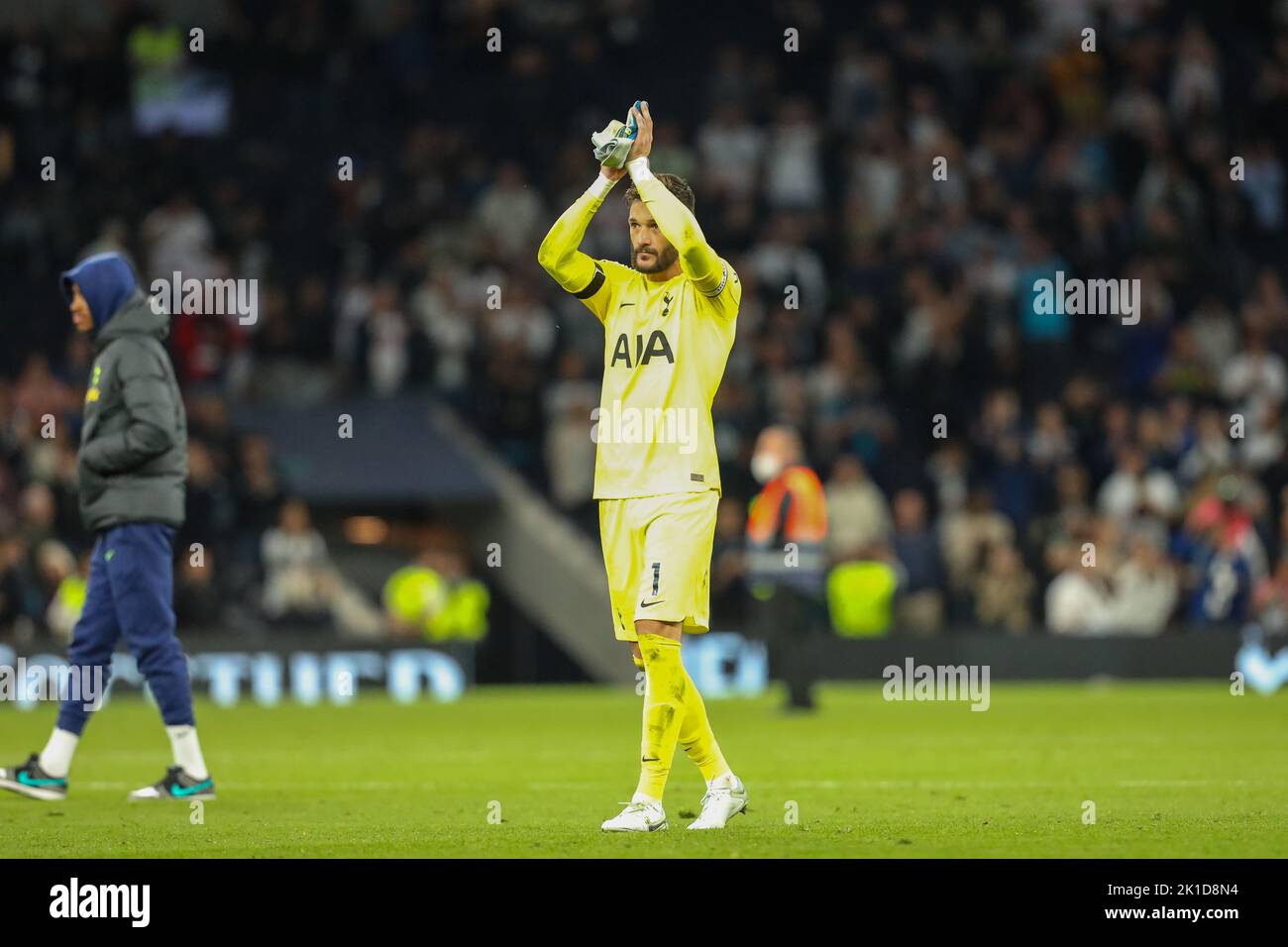 Tottenham, London, Großbritannien. 17. September 2022. Premier League Football, Tottenham Hotspur gegen Leicester City; Torwart Hugo Lloris von Tottenham Hotspur dankt den Fans Kredit: Action Plus Sports/Alamy Live News Stockfoto