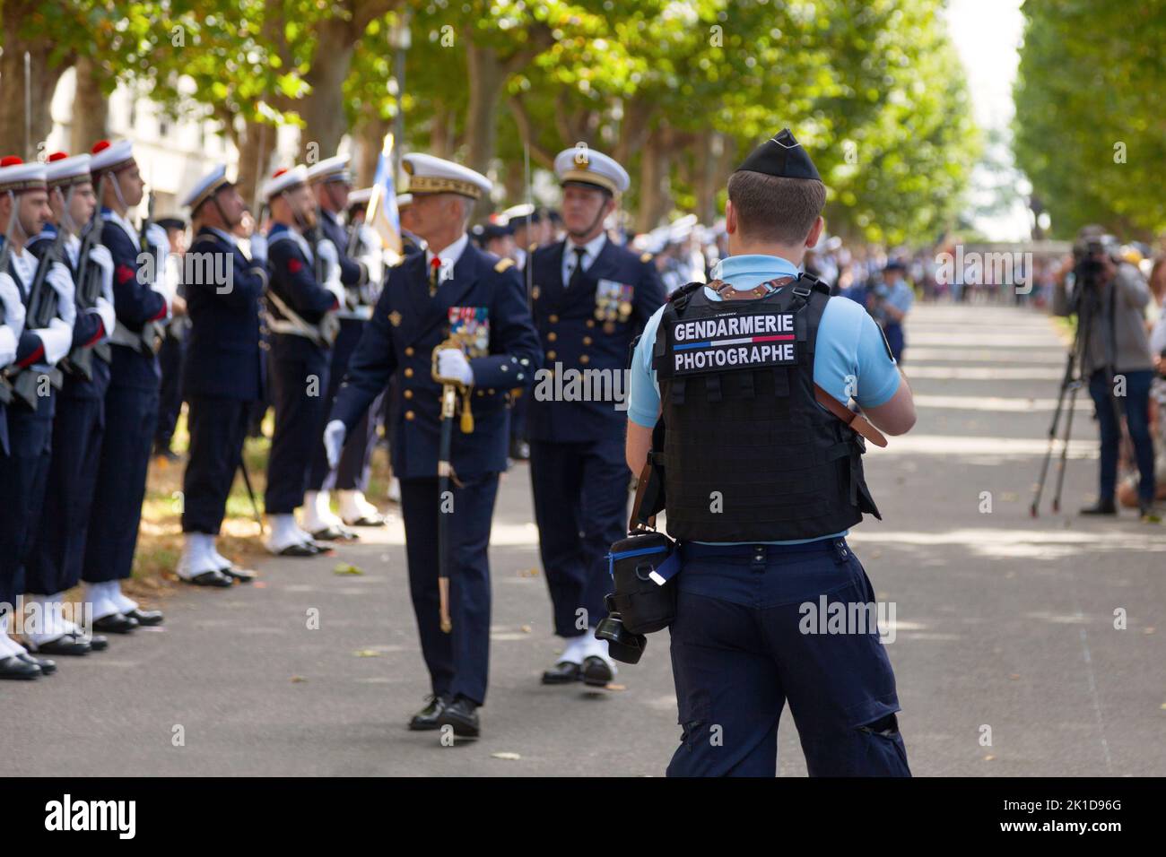 Brest, Frankreich - 14 2022. Juli: Fotograf der Gendarmerie fotografiert die Parade des Bastille-Tages. Stockfoto