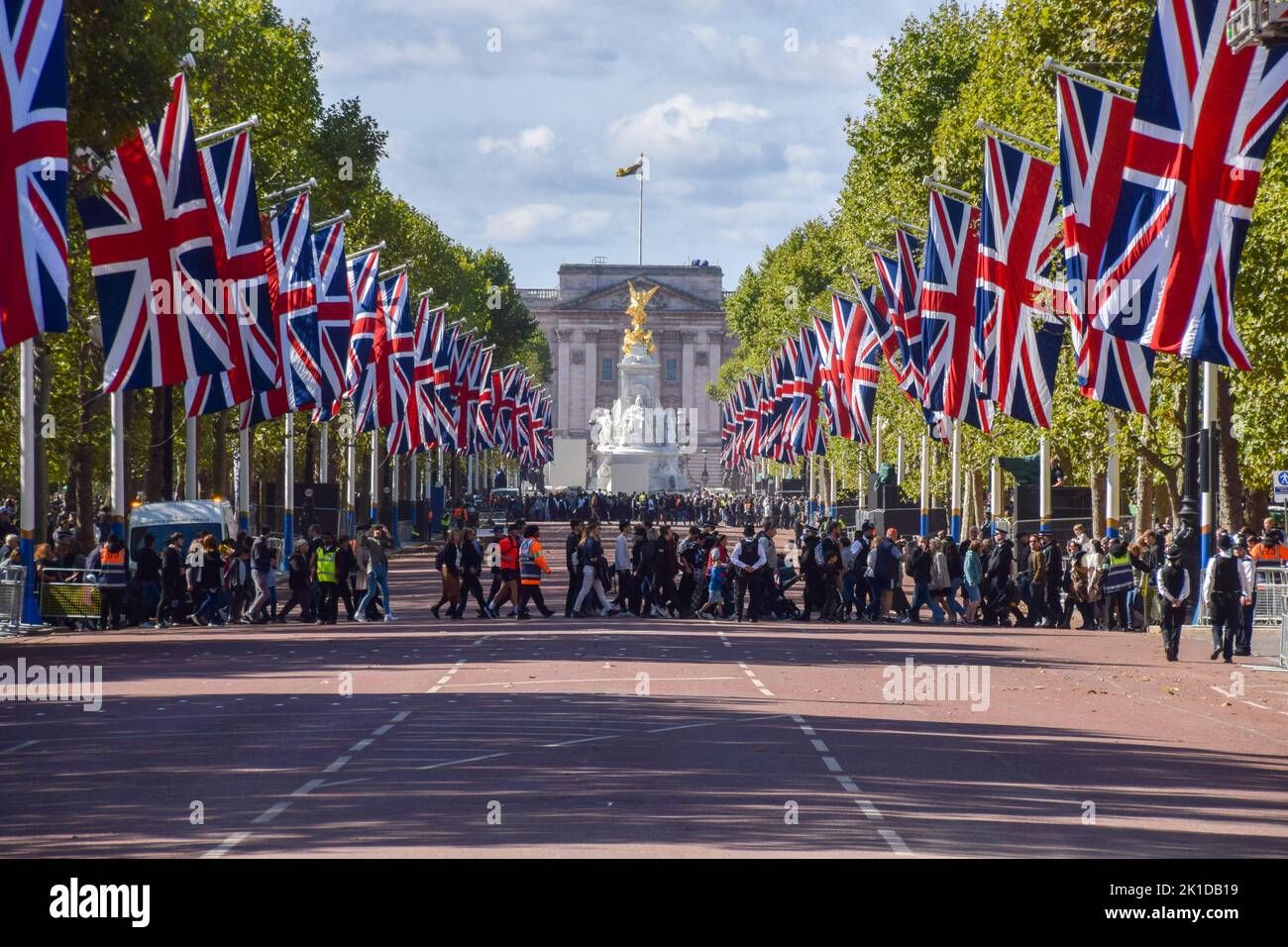 London, Großbritannien. 17. September 2022. Blick auf die Mall, die von Union Jacks gesäumt ist, während sich um den Buckingham Palace immer noch große Menschenmassen versammeln. Die Beerdigung der Königin findet am 19.. September statt. Stockfoto