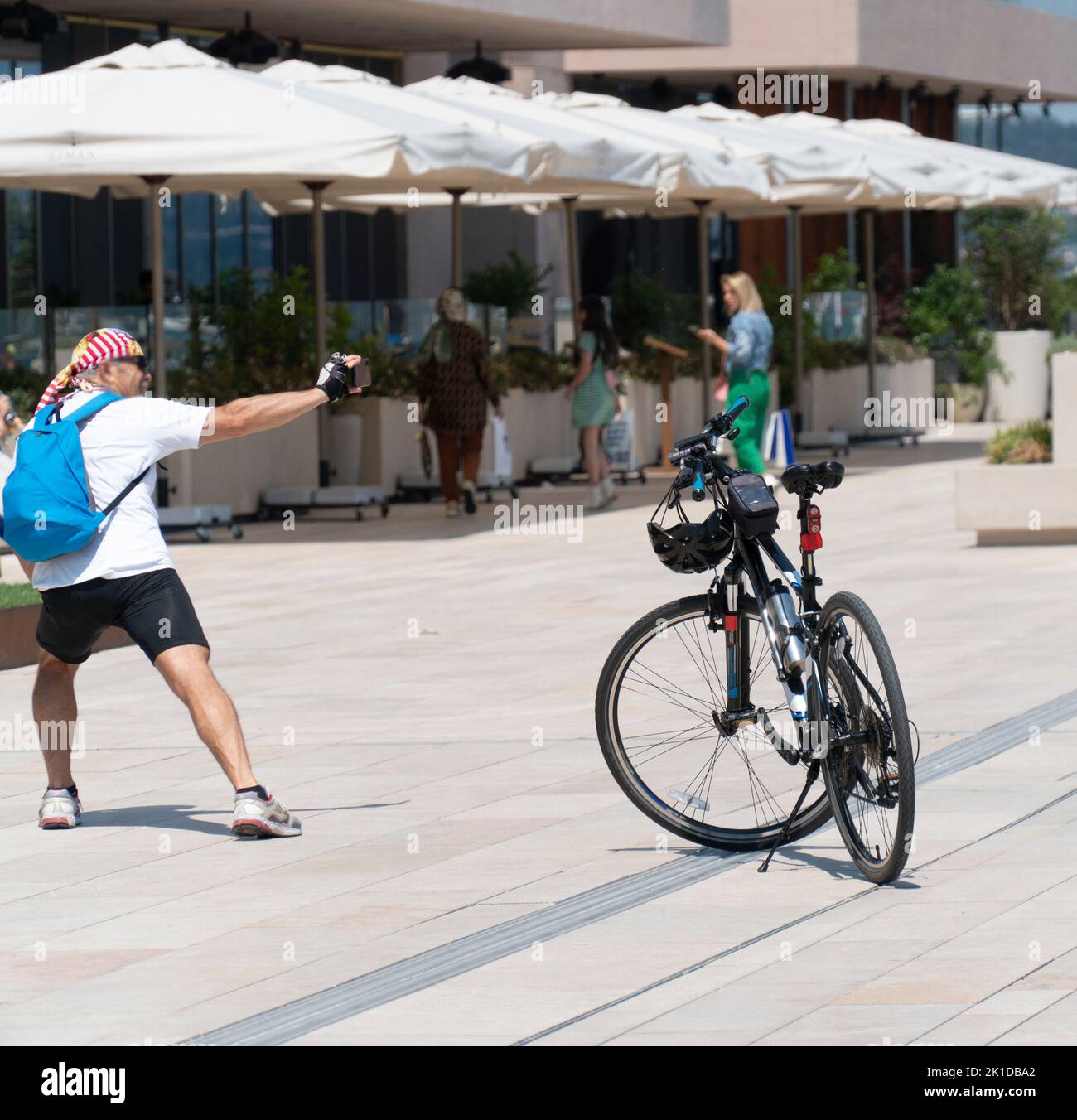 Ein sportlicher älterer Mann - Radfahrer, der Selfie-Fotos mit dem Smartphone macht, während einer Radtour allein auf Sommerurlaubsreise Stockfoto