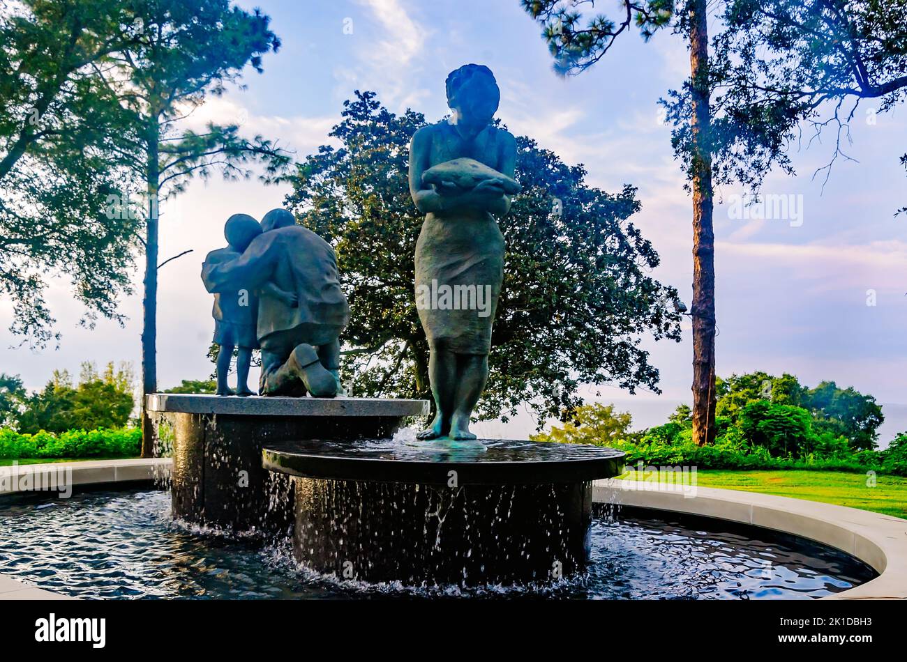 „Tears of Sorrow Tears of Joy“, eine Skulptur von Stephen Spears, ehrt Militärveteranen im Henry George Bluff Park in Fairhope, Alabama. Stockfoto