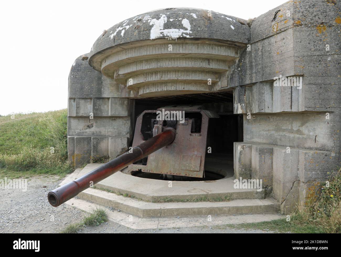 Longues-sur-Mer Batterie, L, Frankreich - 21. August 2022: Waffenbatterie der atlantischen Mauer in der Normandie Stockfoto