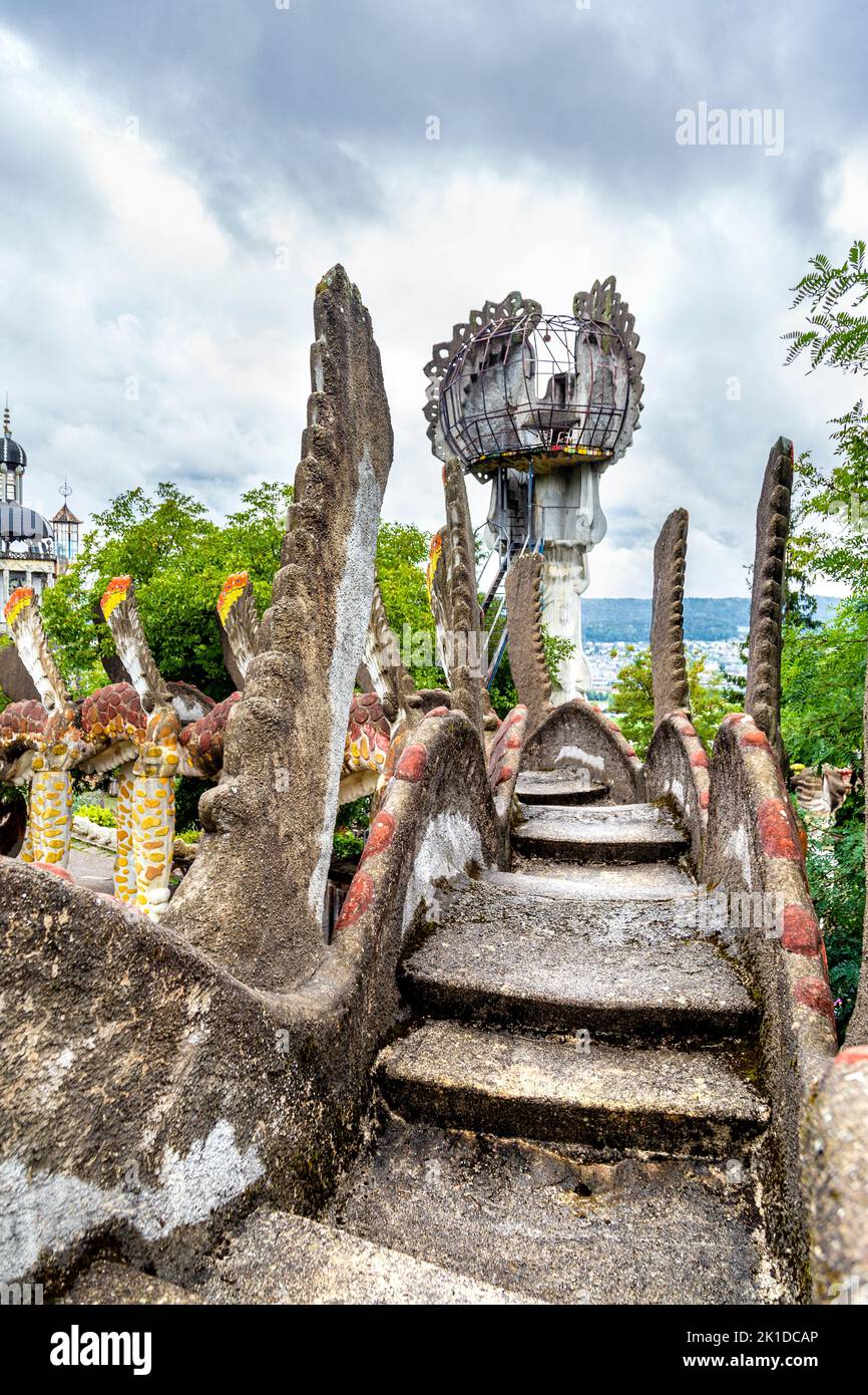 Gehweg auf dem Flügelhund im Wassergarten des Bruno Weber Parks, Dietikon, Schweiz Stockfoto