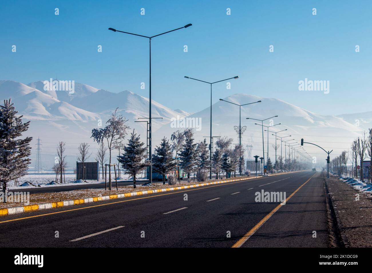 Ringstraße Erzurum. Perspektivische Straße. Schneebedeckter Palandoken Berg im Hintergrund. Stockfoto