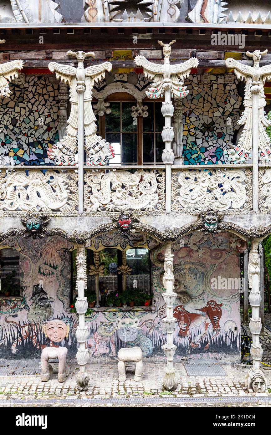 Kunstvolle Fassade der Villa mit Mosaik- und Betonskulpturen im Bruno Weber Park, Dietikon, Schweiz Stockfoto