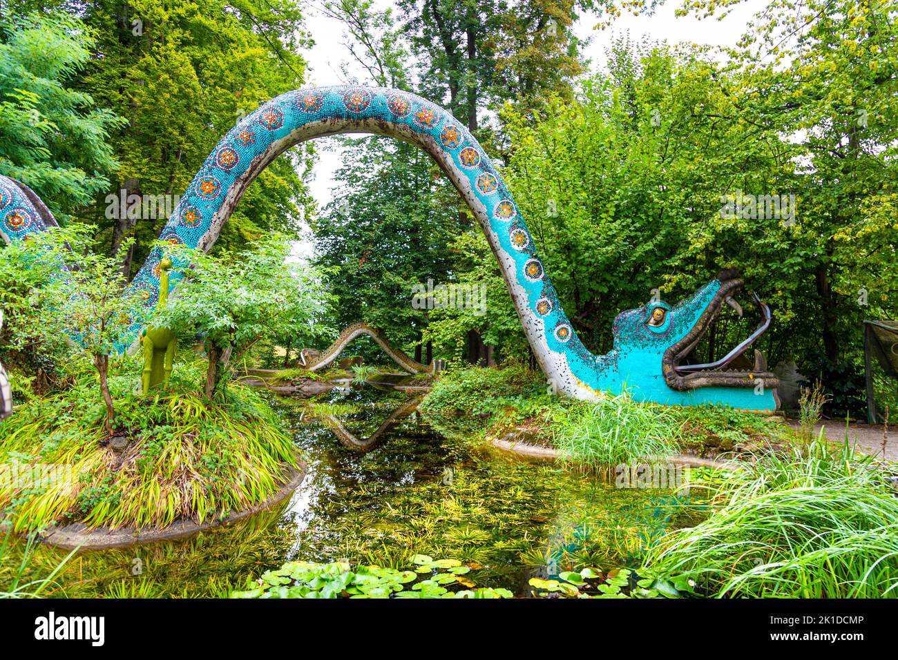 Mit Mosaik bedeckte Schlangenbrücken über dem Teich im Zauberwald des Bruno Weber Parks, Dietikon, Schweiz Stockfoto