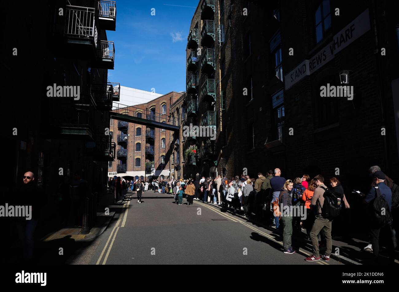 London, Großbritannien. 17. September 2022. Zahlreiche Menschen stehen in einer langen Schlange im Bezirk Bermondsey zwischen dem Beginn der Schlange im Southwark Park und Westminster Hall, um Auf Wiedersehen am ausgestellten Sarg von Königin Elisabeth II. Zu sagen Die britische Königin Elizabeth II. Starb am 8. September 2022 im Alter von 96 Jahren. Der Sarg mit der Königin wird vier Tage lang im Palace of Westminster (Parlament) angelegt. Für den 19. September ist ein Staatsakt in der Westminster Abbey mit rund 2000 Gästen und die Beerdigung in Windsor Castle mit London geplant. Quelle: Christian Charisius/dpa/Alamy Live News Stockfoto