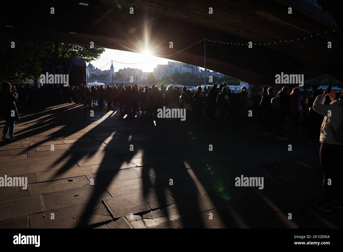 London, Großbritannien. 17. September 2022. Zahlreiche Menschen stehen in einer langen Schlange an der Themse unter der Goldenen Jubilee Brücke in der Nähe der Westminster Hall, um Auf Wiedersehen am ausgestellten Sarg von Königin Elisabeth II. Zu sagen Die britische Königin Elizabeth II. Starb am 8. September 2022 im Alter von 96 Jahren. Der Sarg mit der Königin wird vier Tage lang im Palace of Westminster (Parlament) angelegt. Für den 19. September ist ein Staatsakt in der Westminster Abbey mit rund 2000 Gästen und die Beerdigung in Windsor Castle mit London geplant. Quelle: Christian Charisius/dpa/Alamy Live News Stockfoto