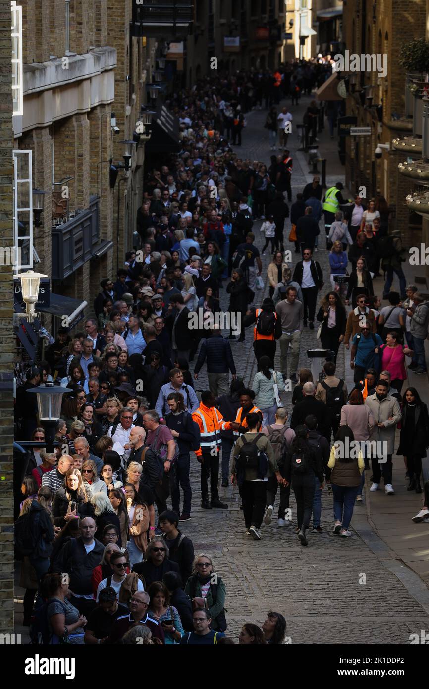 London, Großbritannien. 17. September 2022. Zahlreiche Menschen stehen in einer langen Schlange im Bezirk Bermondsey zwischen dem Beginn der Schlange im Southwark Park und Westminster Hall, um Auf Wiedersehen am ausgestellten Sarg von Königin Elisabeth II. Zu sagen Die britische Königin Elizabeth II. Starb am 8. September 2022 im Alter von 96 Jahren. Der Sarg mit der Königin wird vier Tage lang im Palace of Westminster (Parlament) angelegt. Für den 19. September ist ein Staatsakt in der Westminster Abbey mit rund 2000 Gästen und die Beerdigung in Windsor Castle mit London geplant. Quelle: Christian Charisius/dpa/Alamy Live News Stockfoto