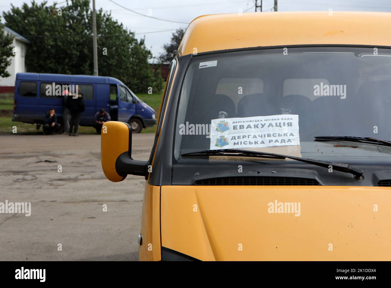 KOZACHA LOPAN, UKRAINE - 16. SEPTEMBER 2022 - der Van ist für die Evakuierung von Anwohnern in die Hauptstadt der Region, Charkiw, bestimmt, unterstützt von t Stockfoto