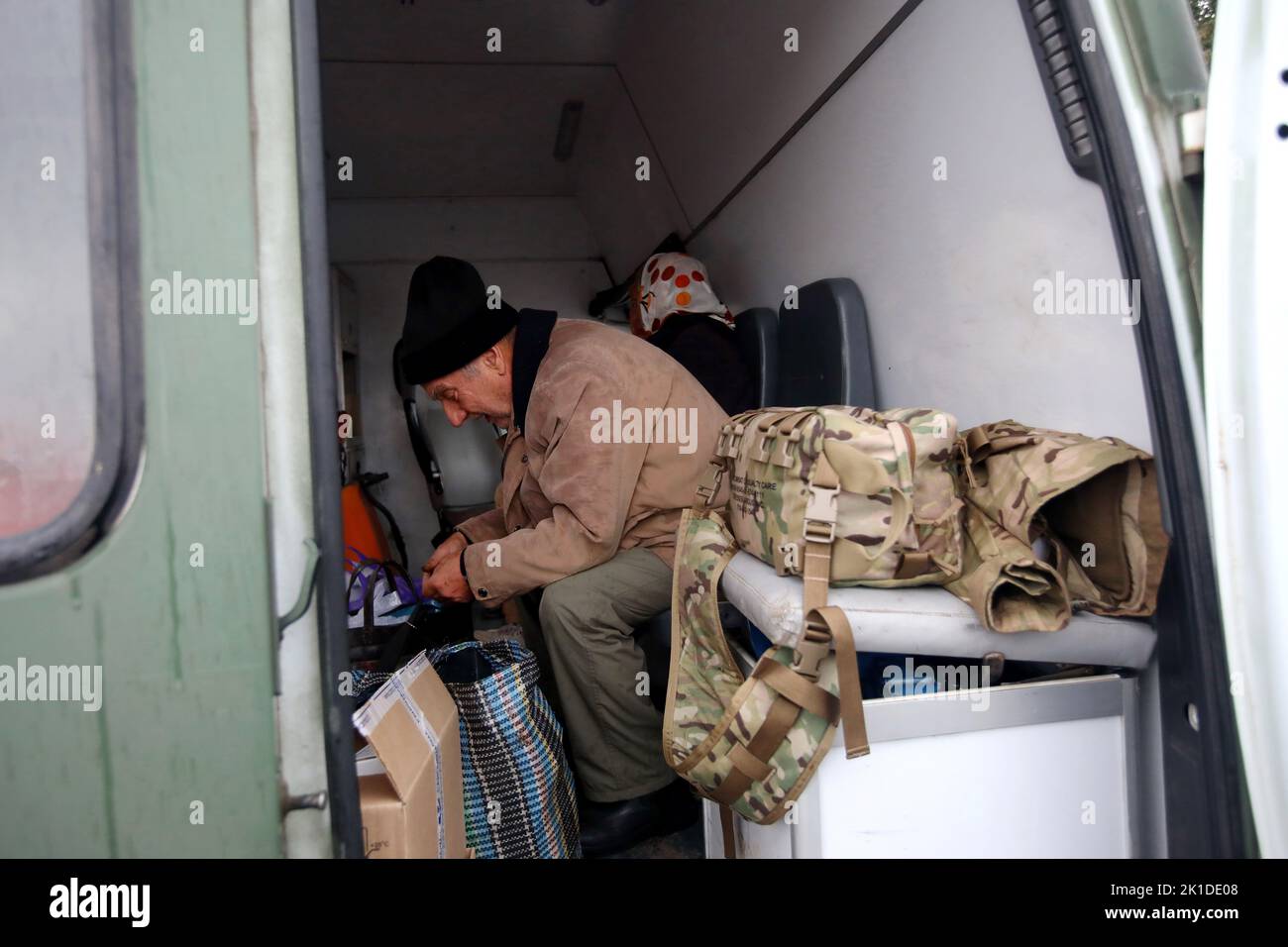 KOZACHA LOPAN, UKRAINE - 16. SEPTEMBER 2022 - Während der Evakuierung von Anwohnern in die Hauptstadt der Region, Charkiw, Sitzt Ein älterer Mann im Van Stockfoto