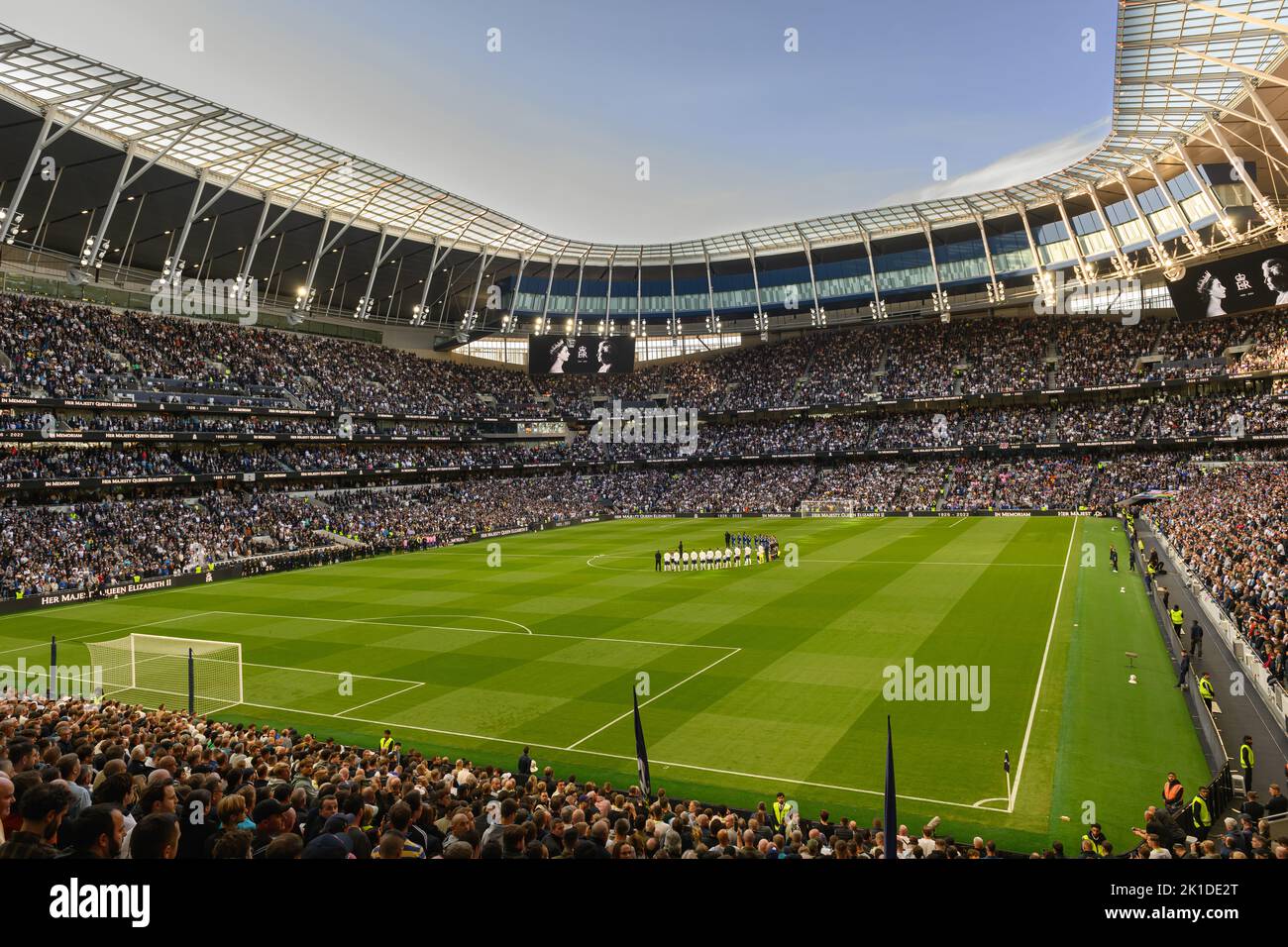 17 Sep 2022 - Tottenham Hotspur gegen Leicester City - Premier League - Tottenham Hotspur Stadium Es Wird Eine Schweigeminute zum Gedenken an den Tod Ihrer Majestät Königin Elizabeth II. Vor dem Spiel gegen Leicester City beobachtet. Bildquelle : Mark Pain / Alamy Live News Stockfoto