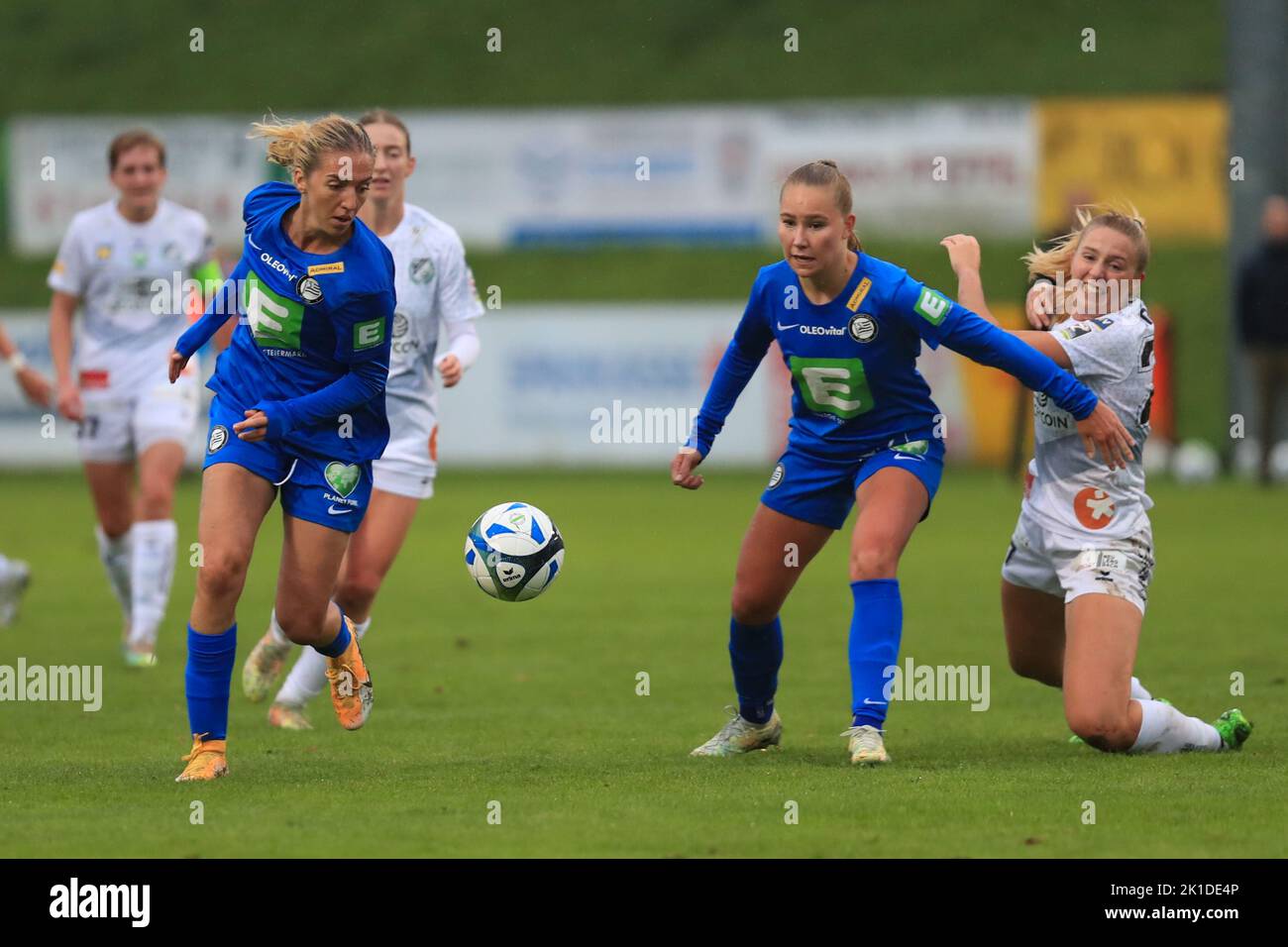 Modesta Uka (Sturm Graz) treibt den Ball nach vorne, während Anna Maria Wirnsberger (Sturm Graz) Nicole Bauer (Neulengbach) während des Bundesliga-Spiels Planet Pure Frauen USV Neulengbach gegen SK Sturm Graz (Tom Seiss/ SPP) blockiert.Quelle: SPP Sport Pressefoto. /Alamy Live News Stockfoto